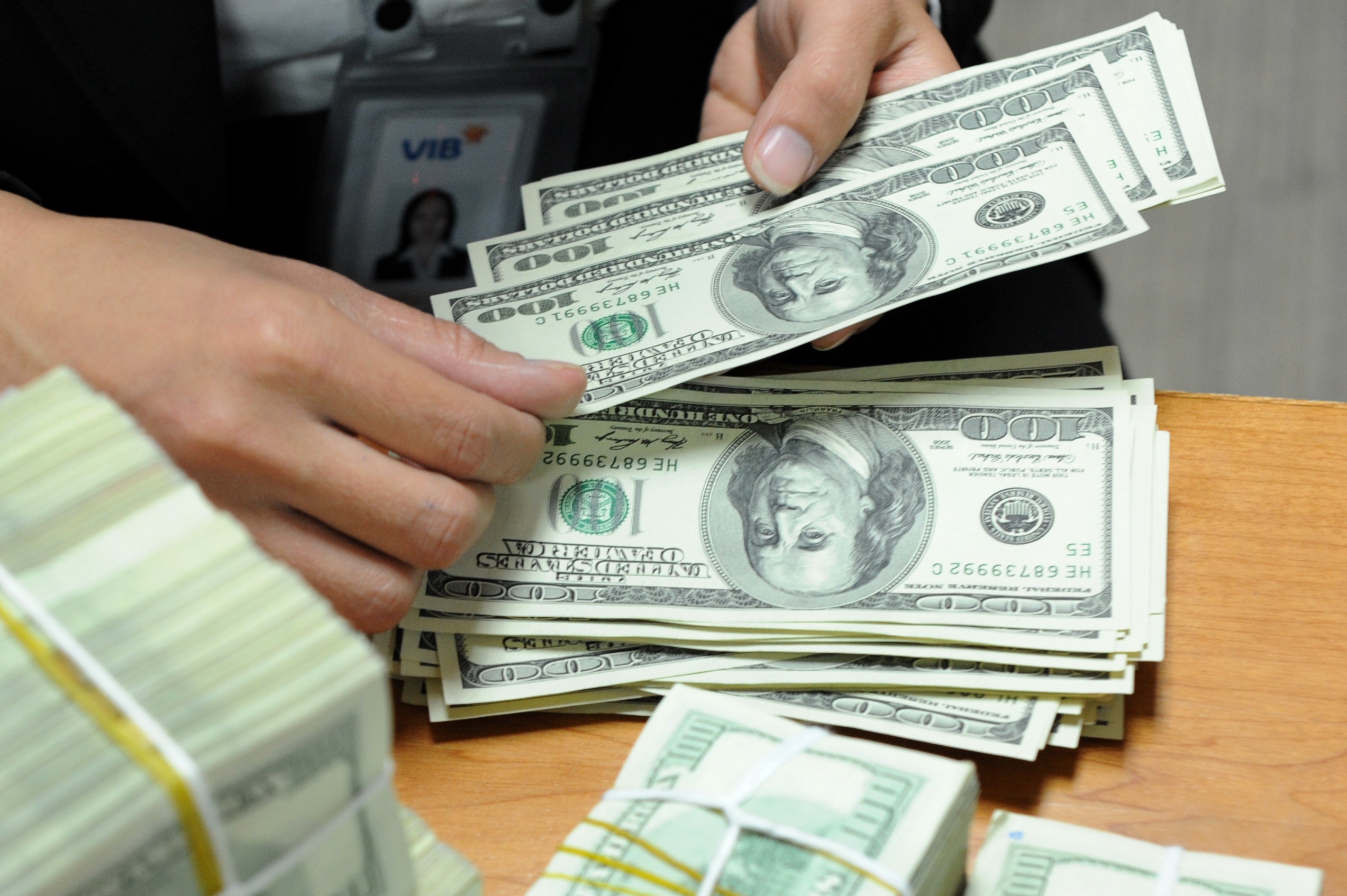 Gia USD lap ky luc moi hinh anh