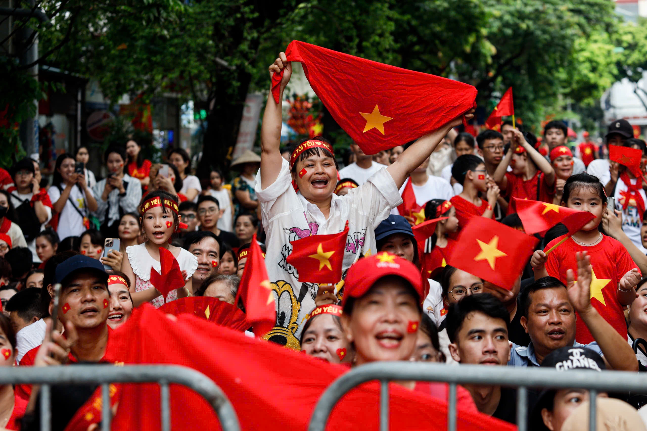 Ngan hang tang them tien cho nguoi dan lien ket tai khoan VNeID hinh anh