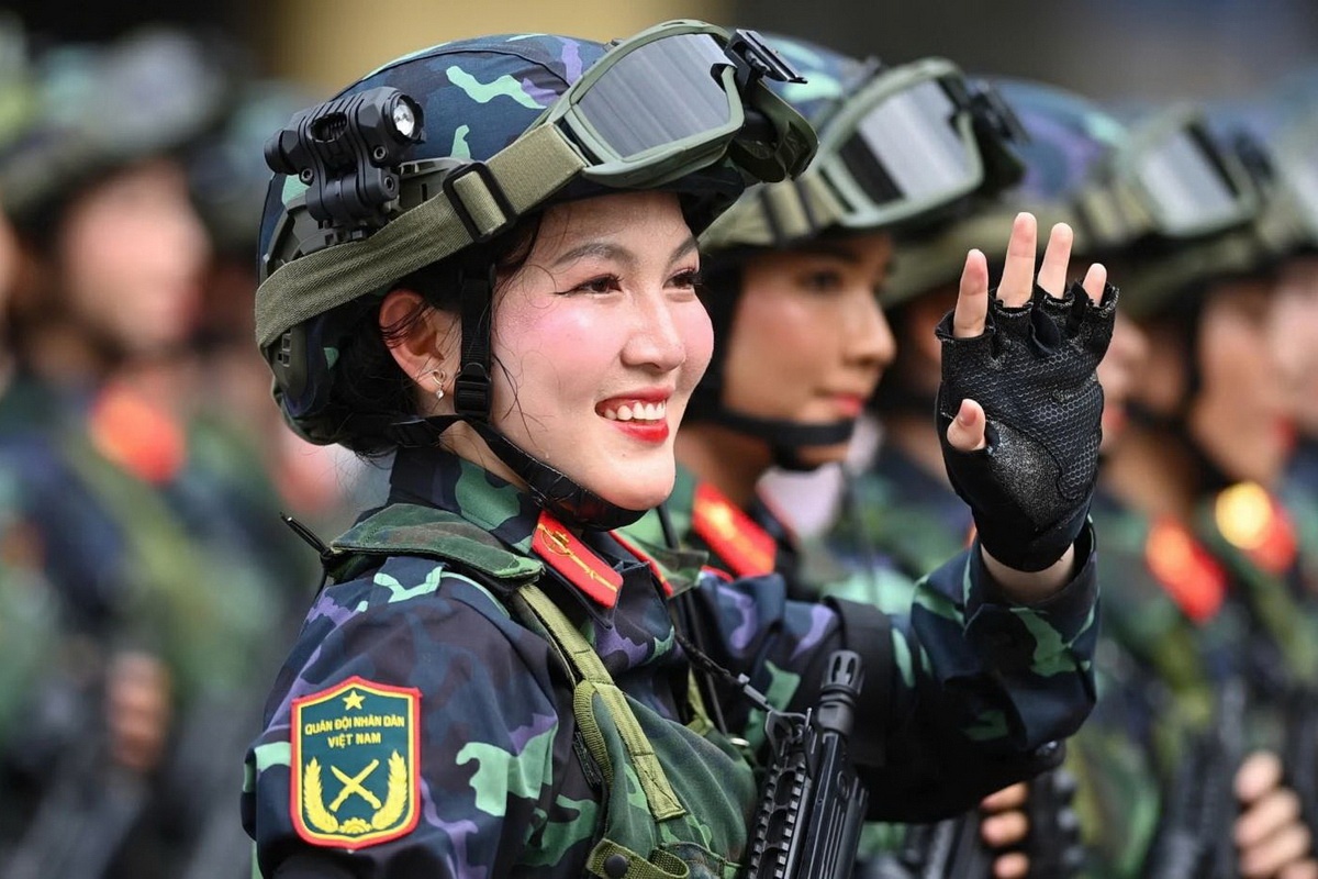 Nu cuoi nu chien si Biet dong tren duong pho Ha Noi hinh anh