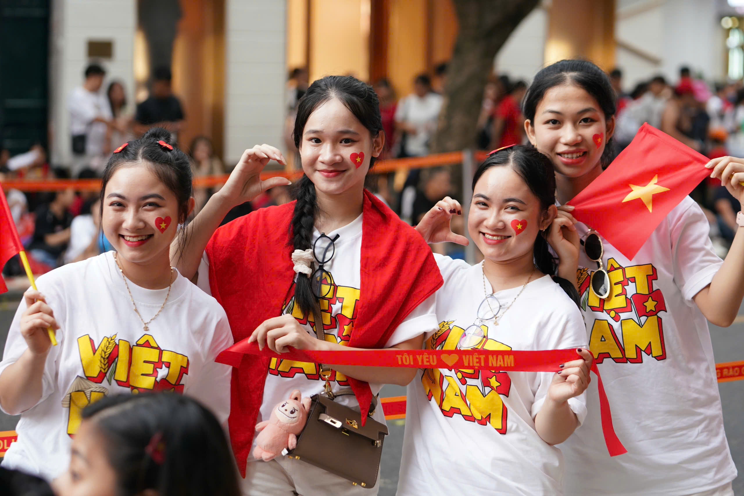 Nguoi dan nhan qua 100.000 dong o noi thuong tru hay tam tru? hinh anh