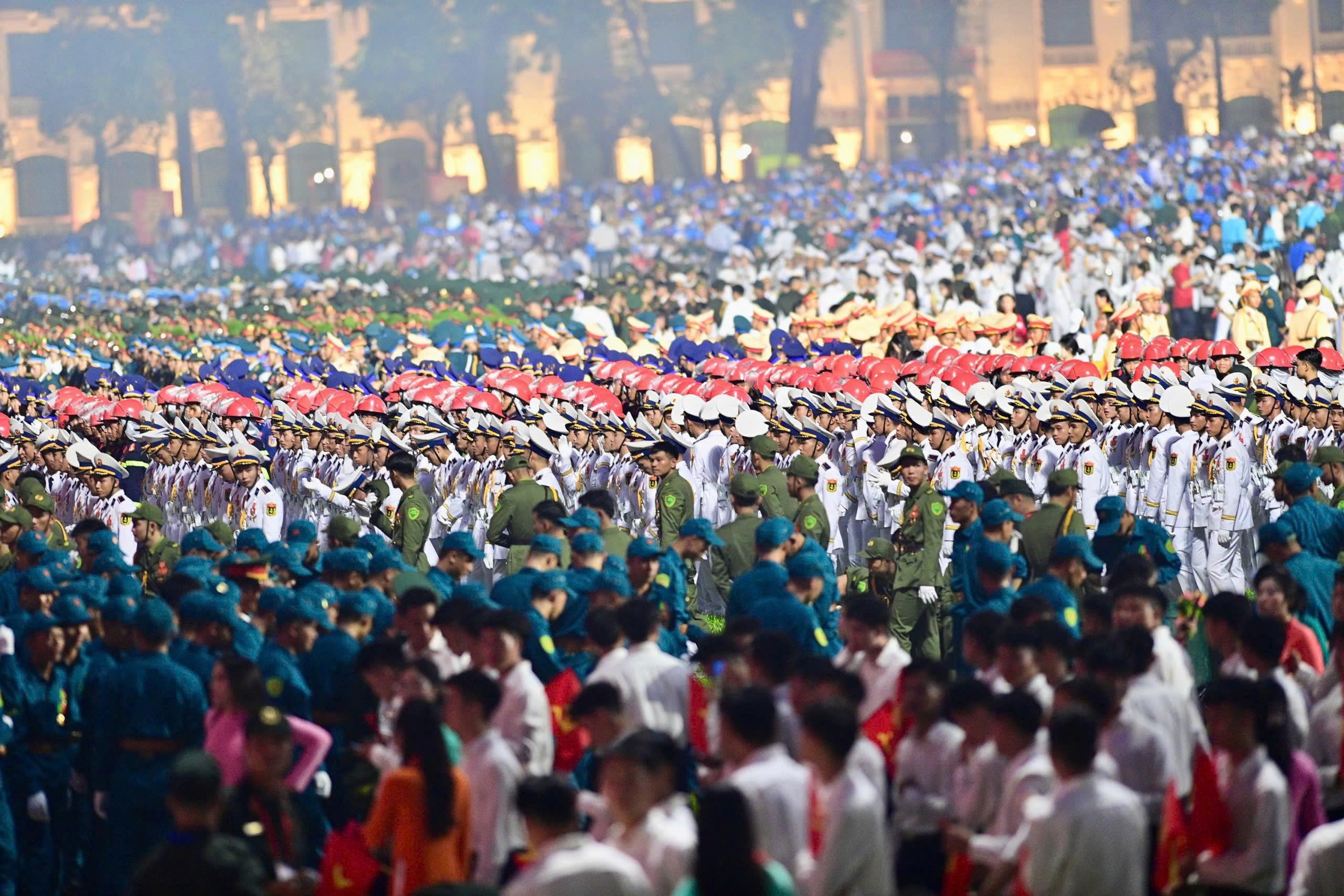 Canh choang ngop tai Quang truong Ba Dinh truoc cuoc dieu binh lich su hinh anh