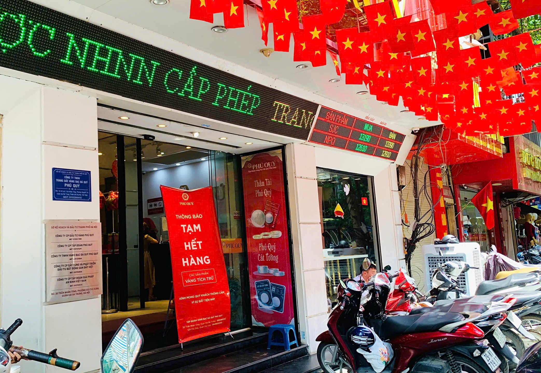 Nhieu tiem vang TP.HCM dong nghit khach, Ha Noi 'chay hang' hinh anh