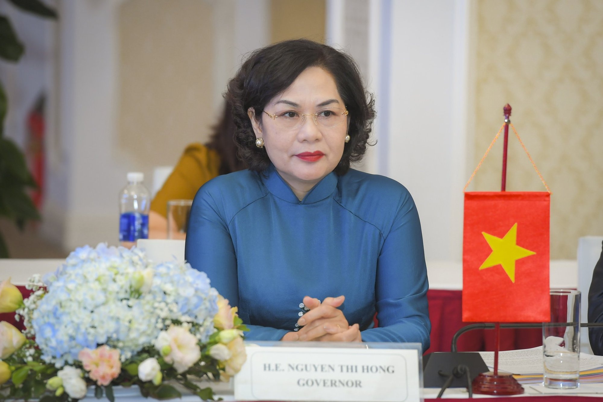 Thong doc NHNN Nguyen Thi Hong duoc vinh danh cung Chu tich Fed hinh anh