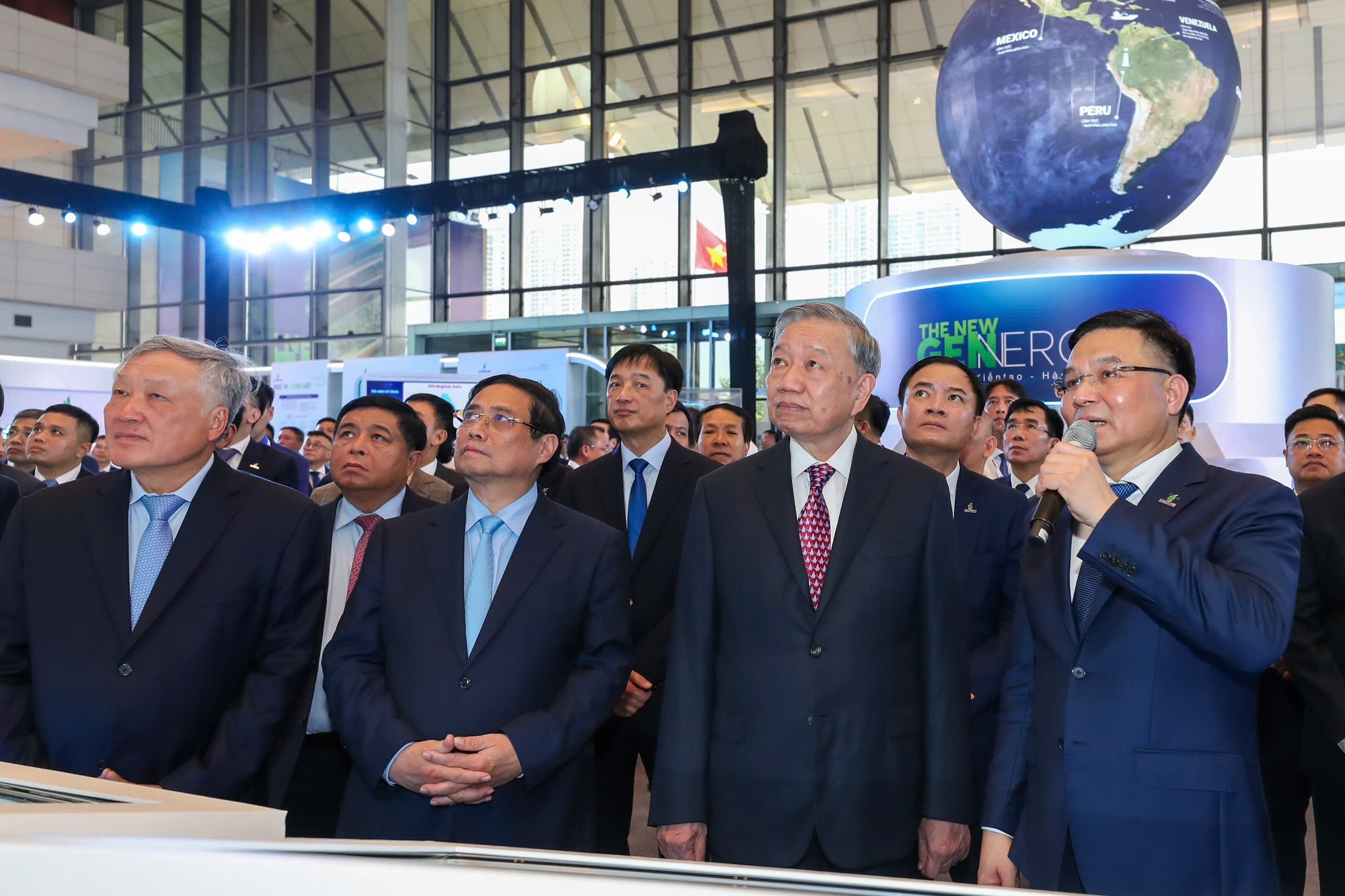 Tong Bi thu To Lam tang 8 chu vang cho Petrovietnam hinh anh