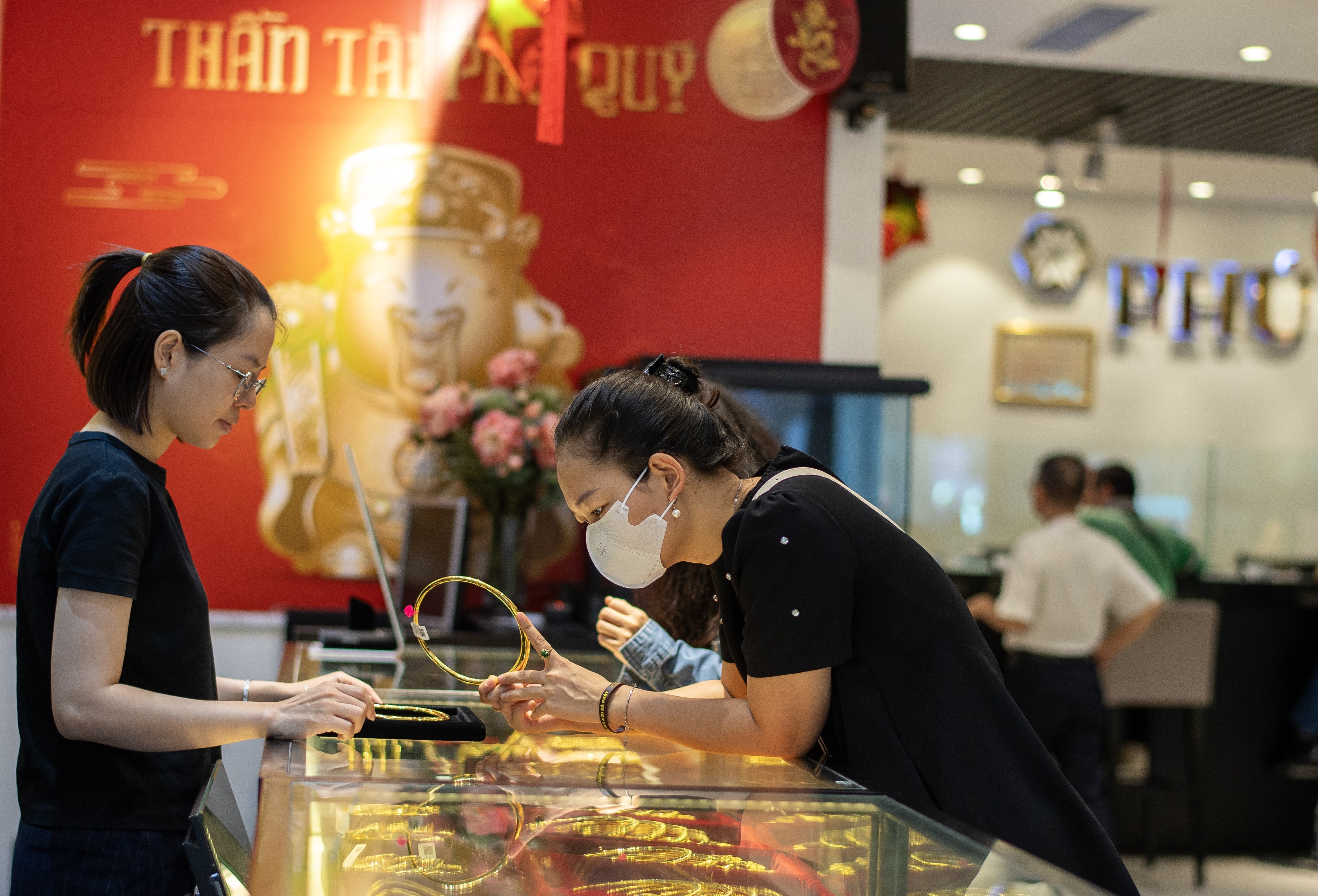 Gia vang rot manh, nguoi mua lo nang hinh anh