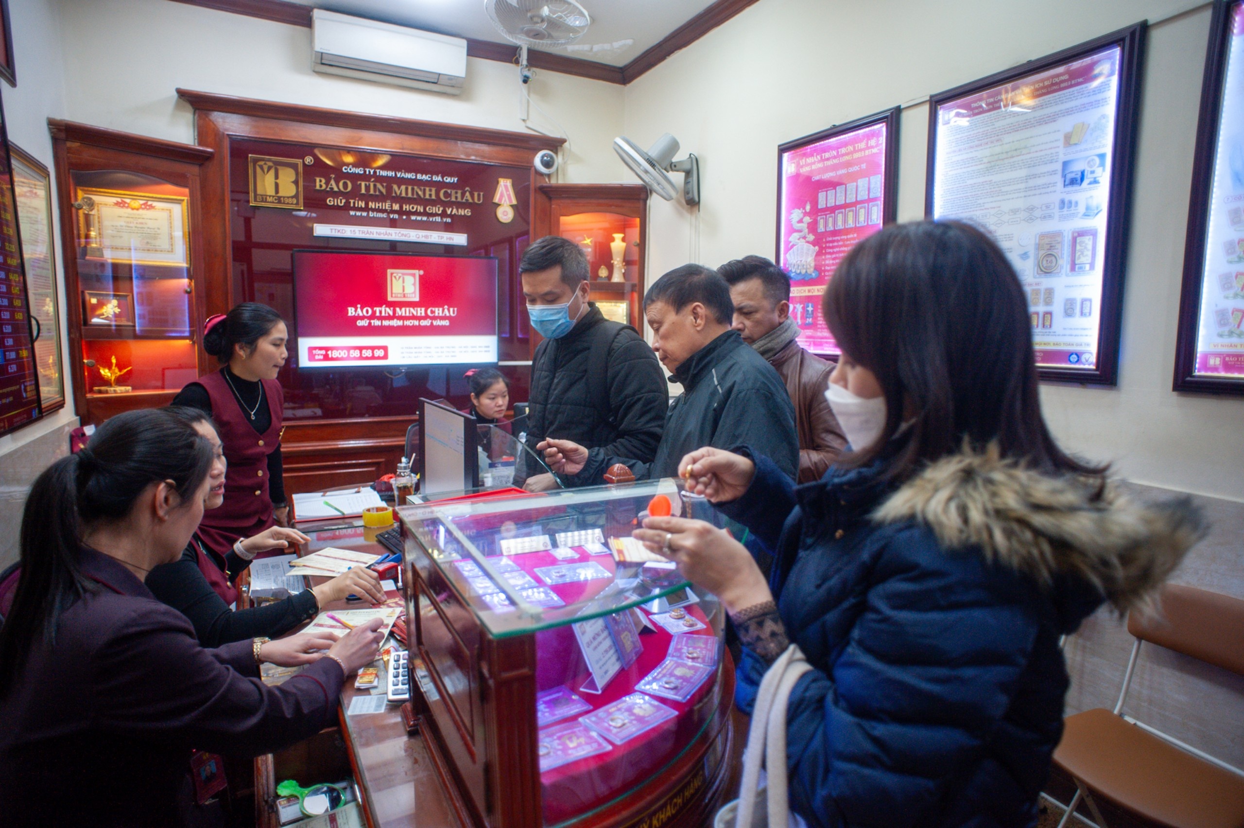 SJC, Bao Tin Minh Chau, DOJI bi phat vi dua thong tin gay nham lan hinh anh