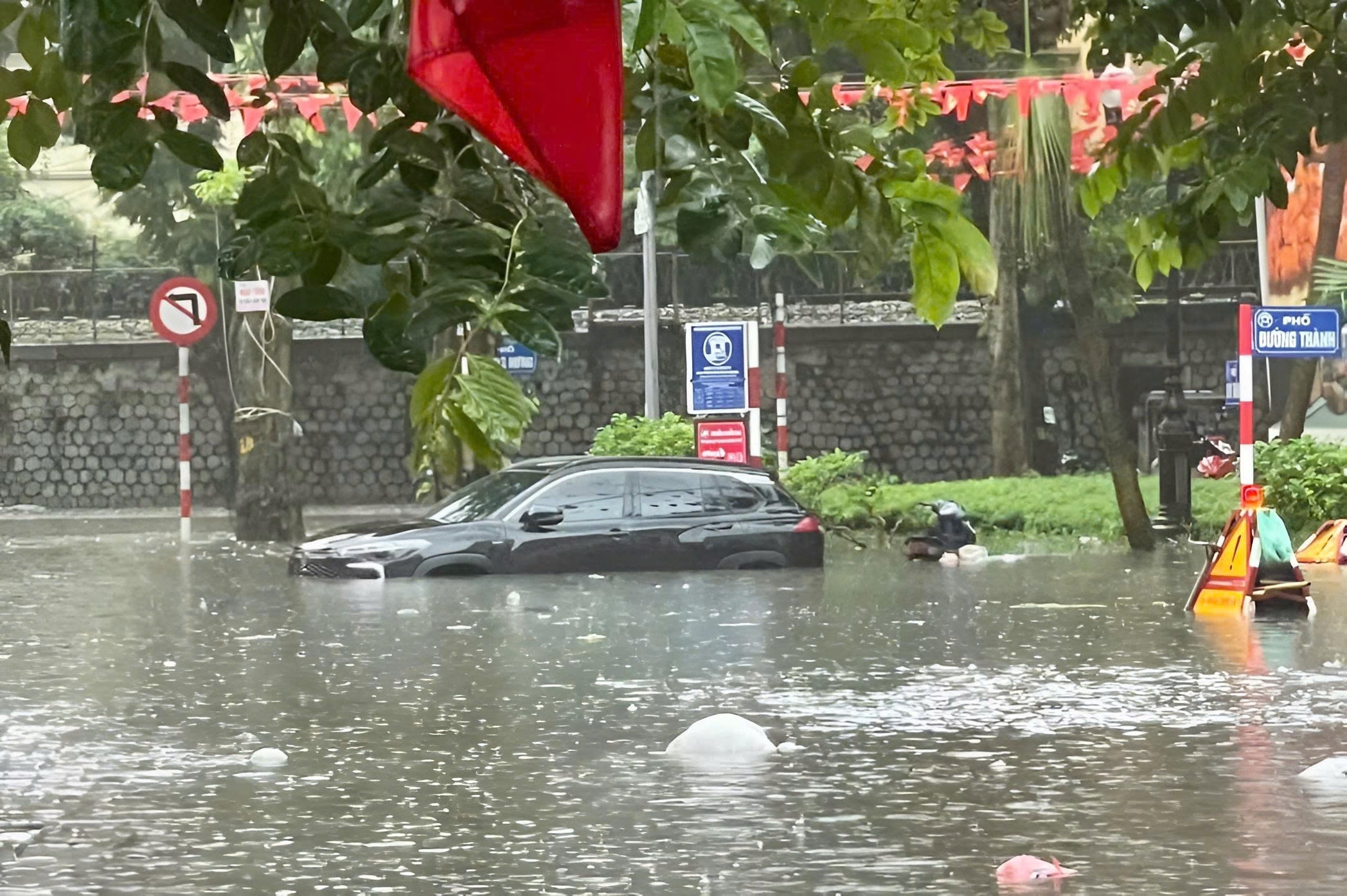 Bao hiem phai den bu gan 40 ty dong thiet hai xe co gioi do bao Bualoi hinh anh