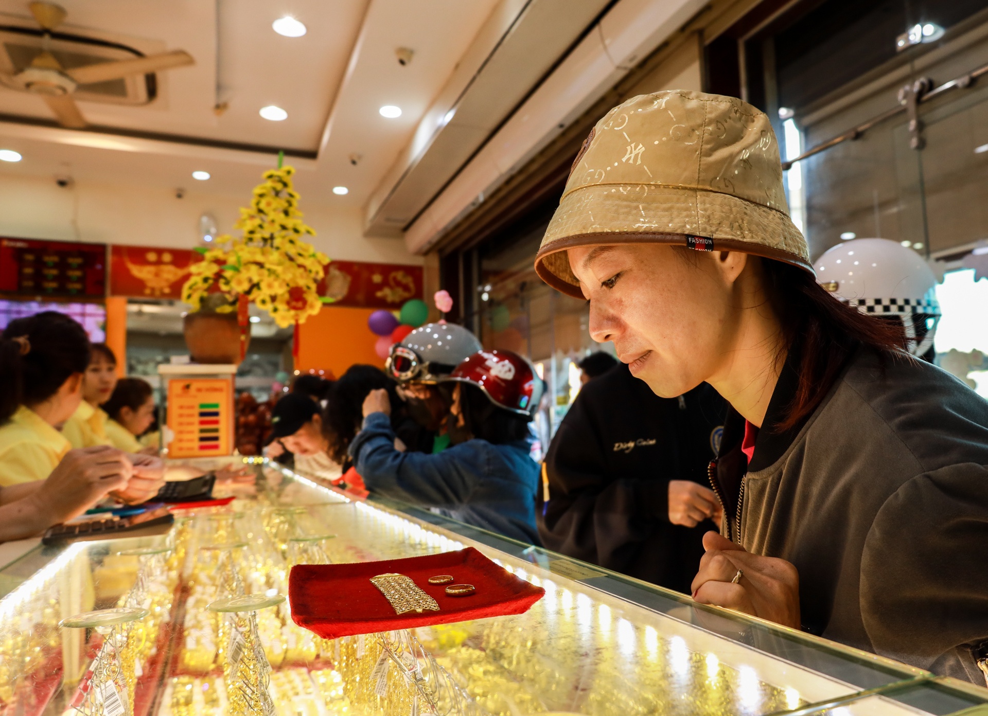 Vang trong nuoc rot gia hinh anh