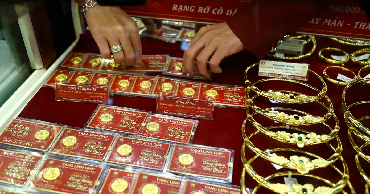 Nhap khau vang: Quy dinh moi, mo hinh doc quyen cu? hinh anh