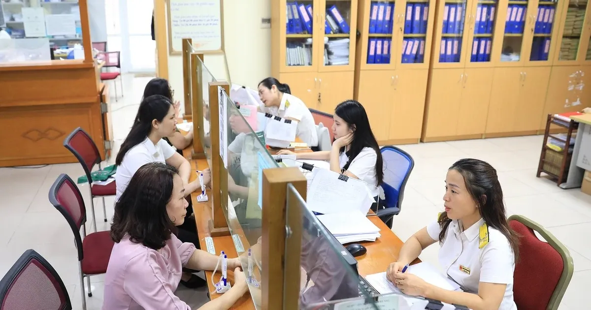 Hon 8.000 can bo thue nghi viec hinh anh