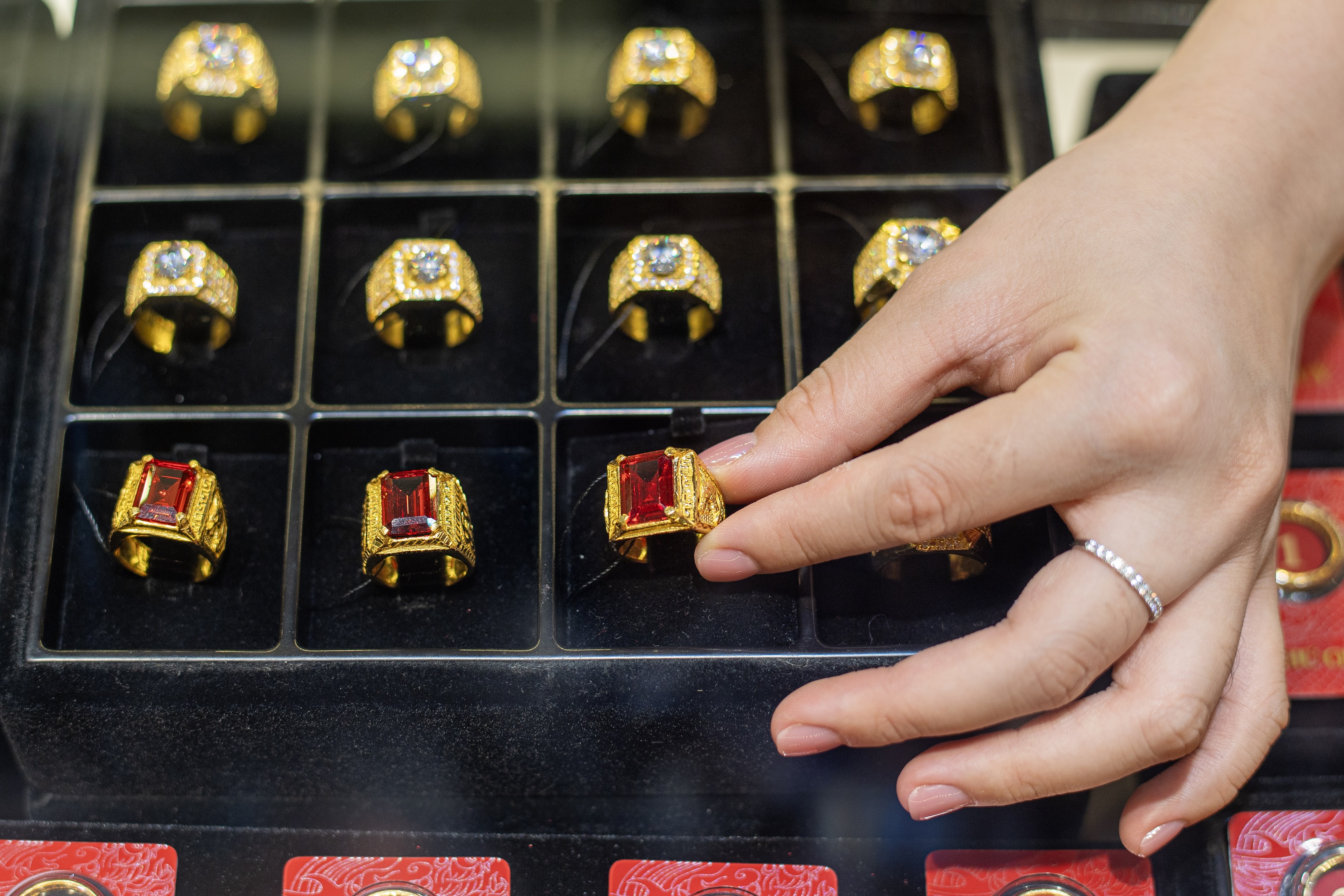 Gia vang giam gan 5 trieu dong/luong hinh anh