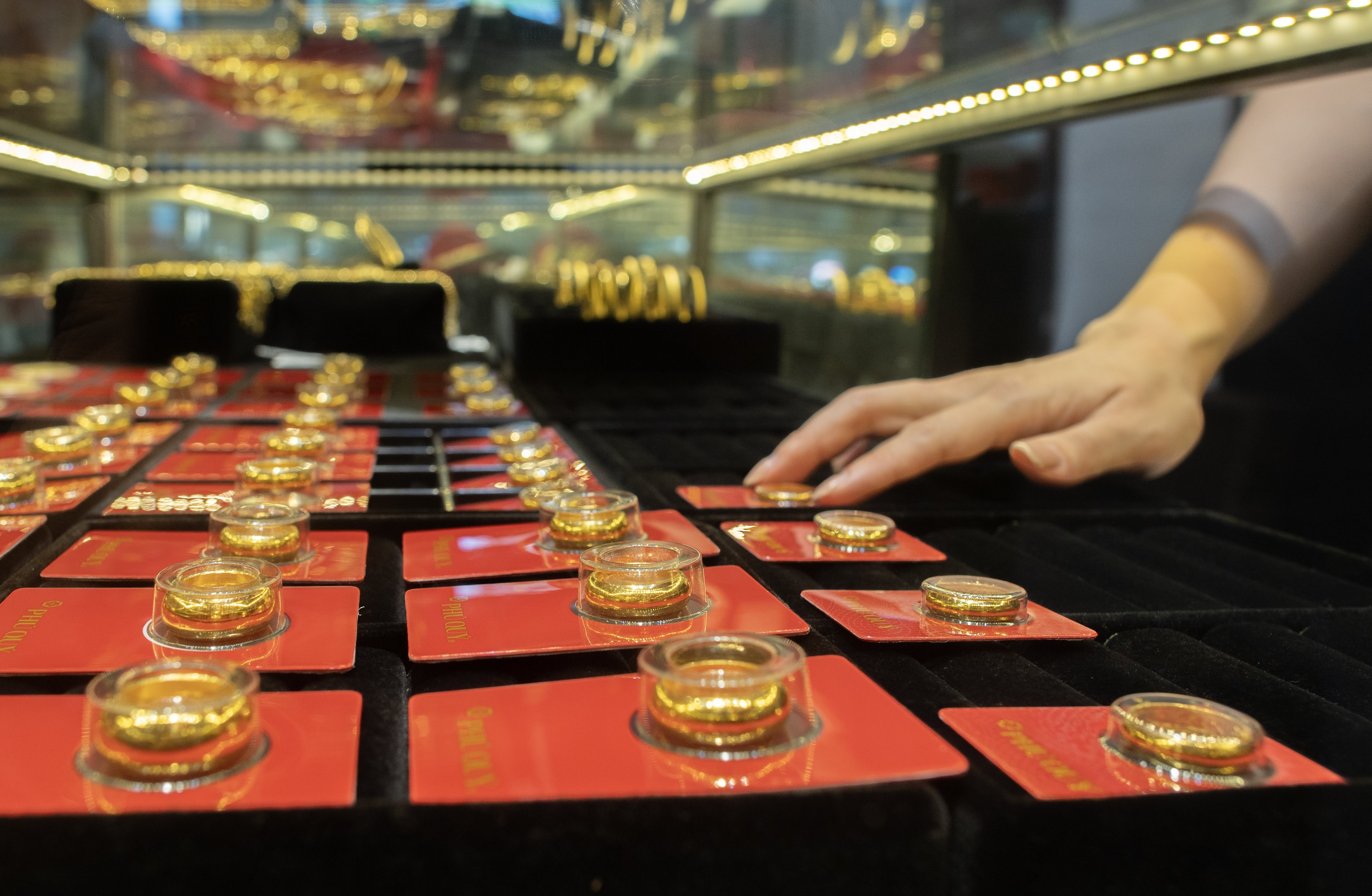 Gia vang nhan vuot 160 trieu dong/luong, dat hon vang mieng hinh anh