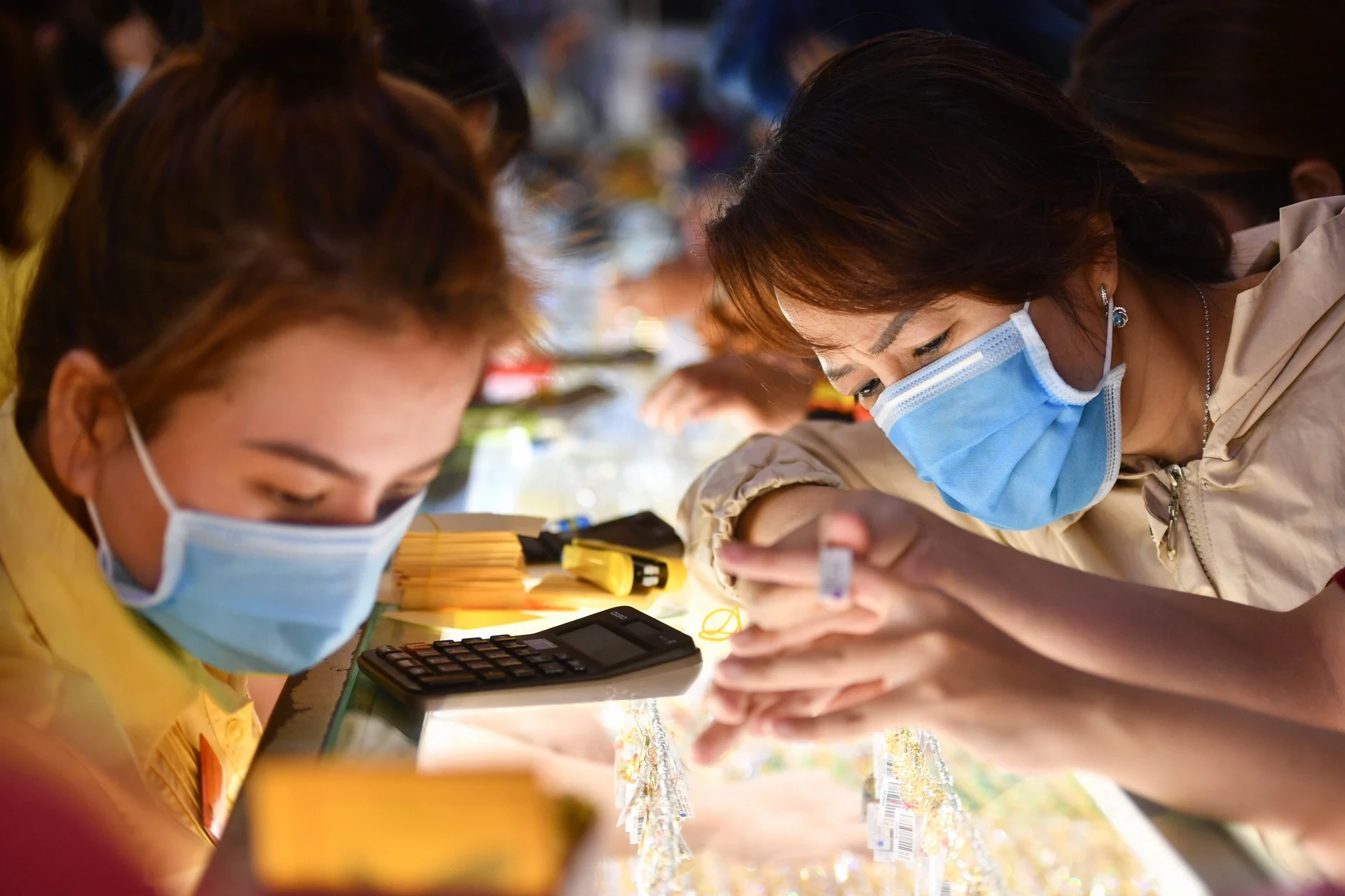 Gia vang trong nuoc mat 4-5 trieu dong/luong sau mot dem hinh anh