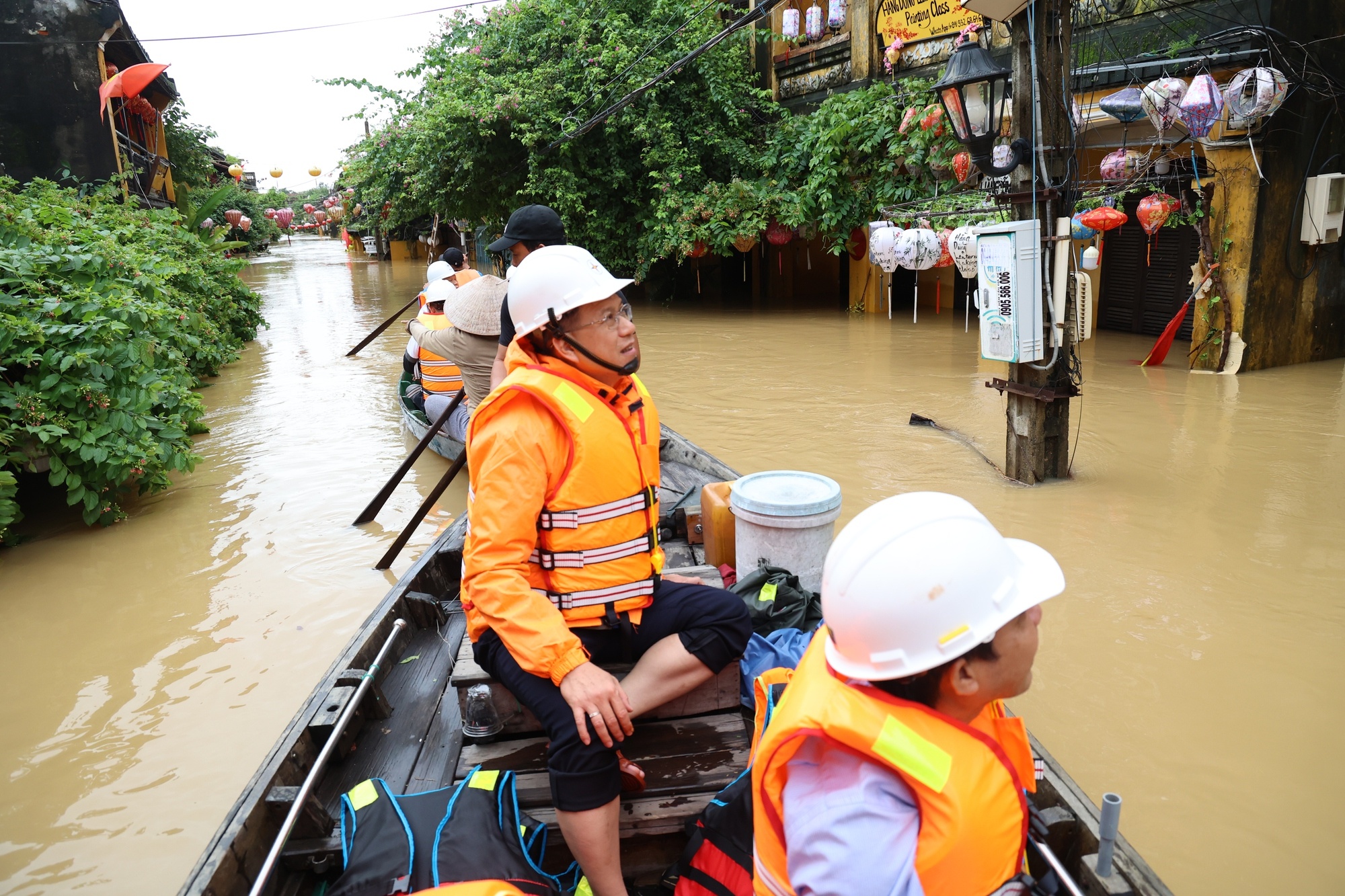 Gan nua trieu ho gia dinh mien Trung chua co dien, EVNCPC hop khan hinh anh
