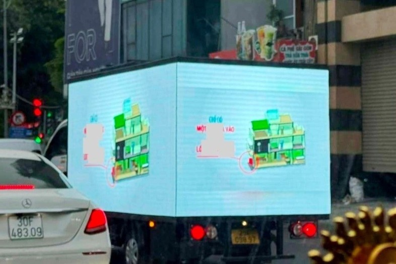 Xe tai 'trum bien Led quang cao' bi tuoc dang ky, phat 7 trieu dong hinh anh