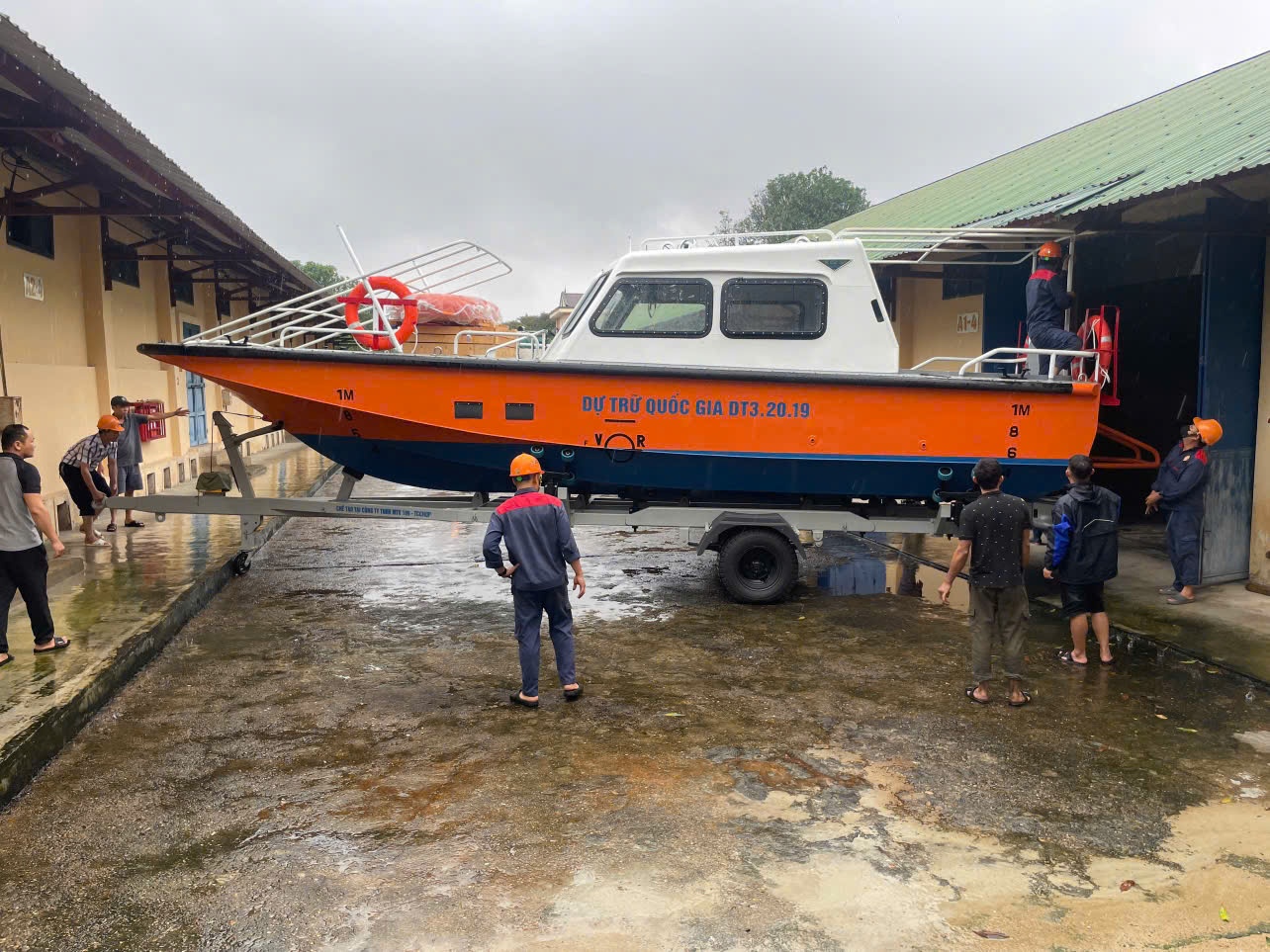Khan cap xuat hang du tru quoc gia khac phuc mua lu lich su tai Hue hinh anh