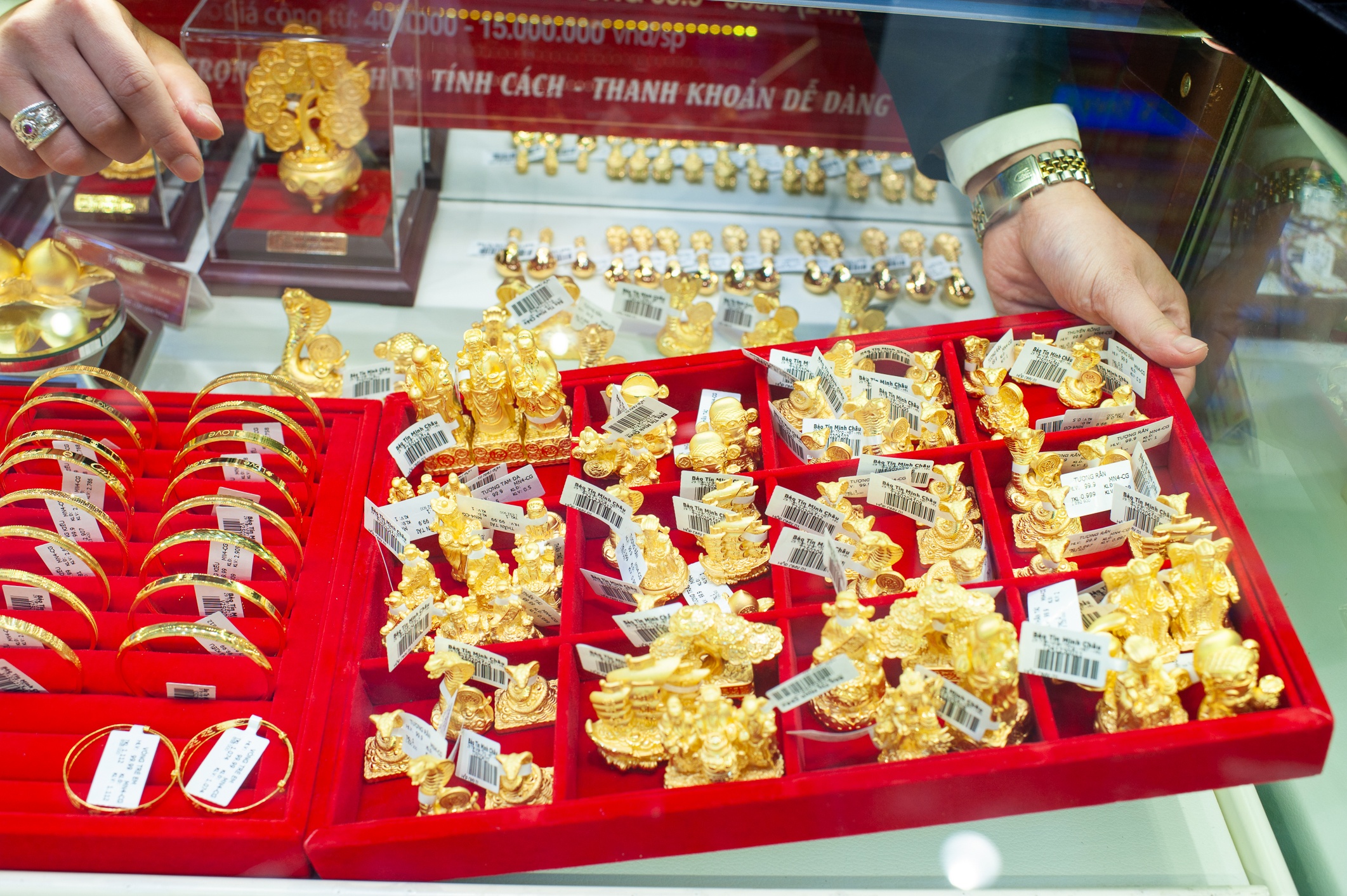 Gia vang tang tro lai hinh anh