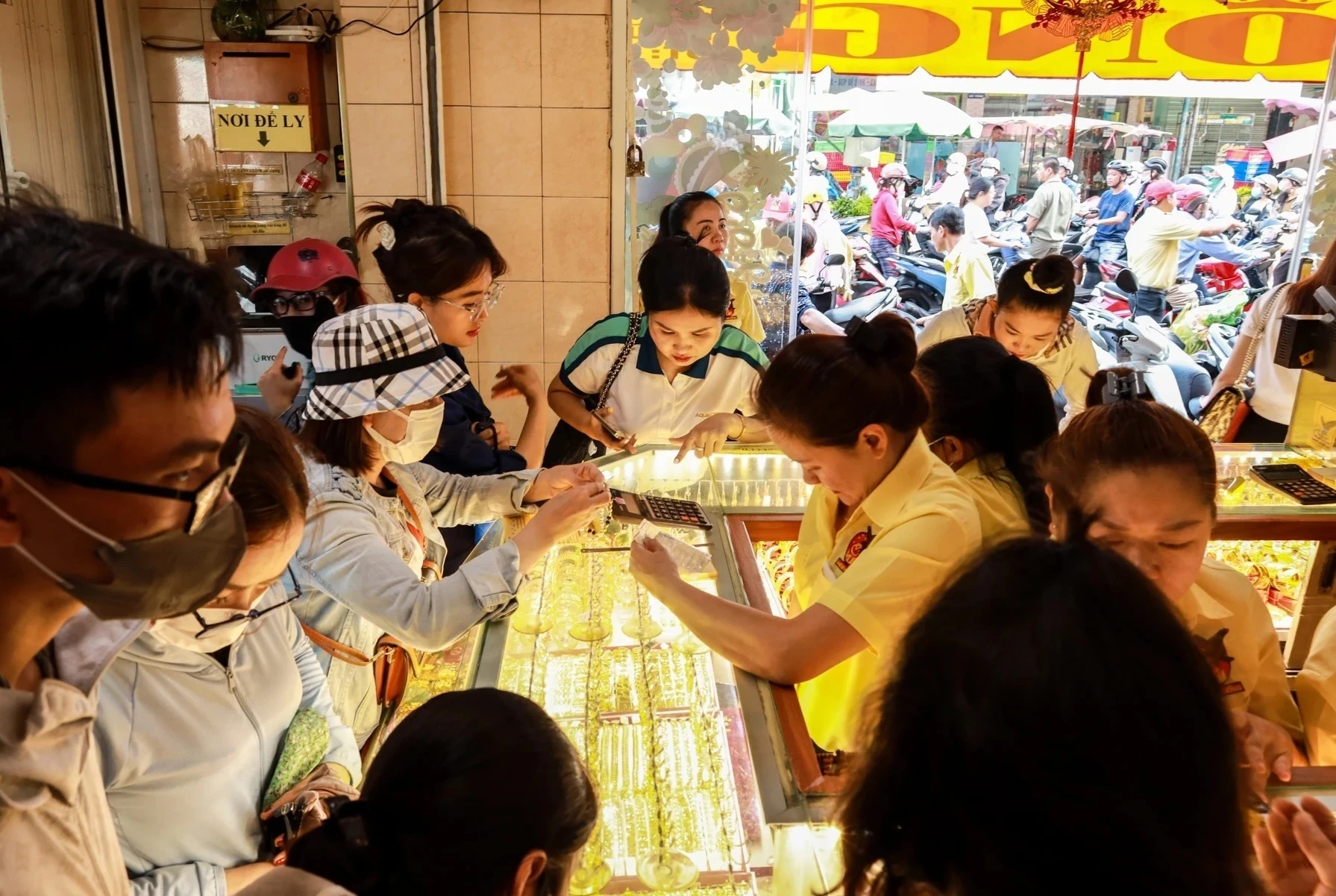 Ap thue giao dich vang: Can chinh sach linh hoat, tranh gay 'soc gia' hinh anh