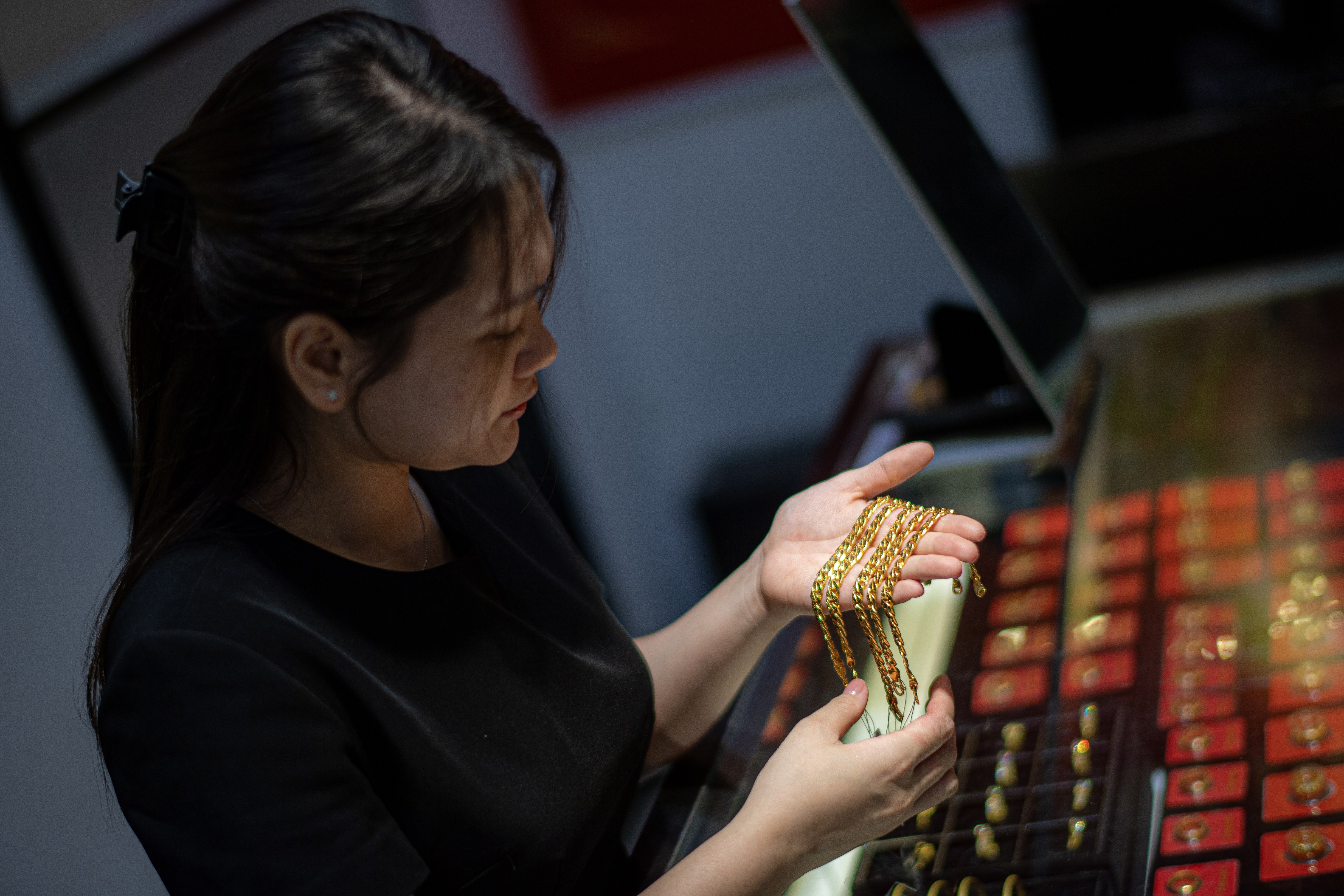 Gia vang tang 4 trieu/luong sau 2 ngay, nguoi du dinh van lo nang hinh anh