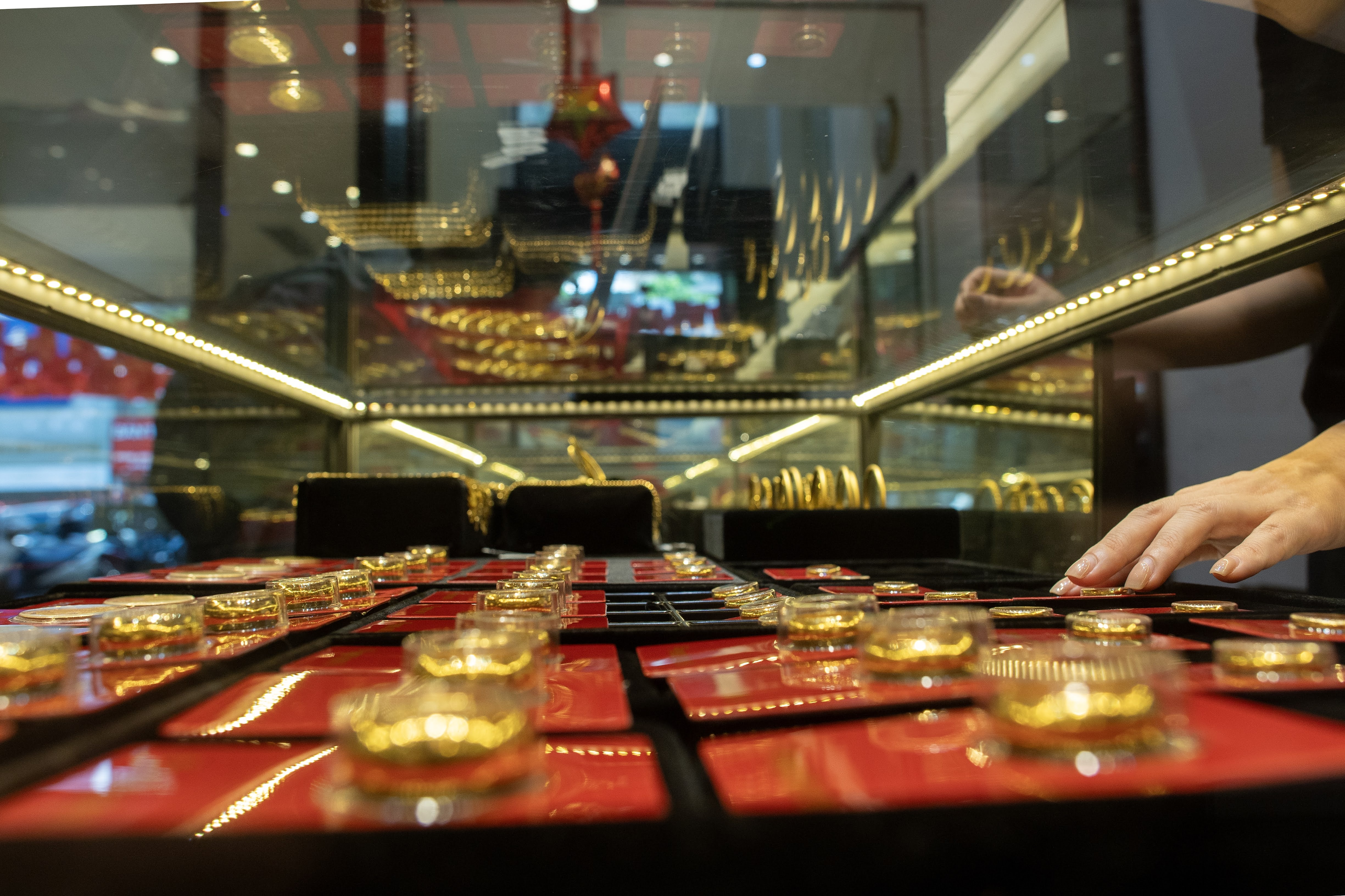 Gia vang giam 4 trieu mot ngay, nguoi mua lo nang hinh anh