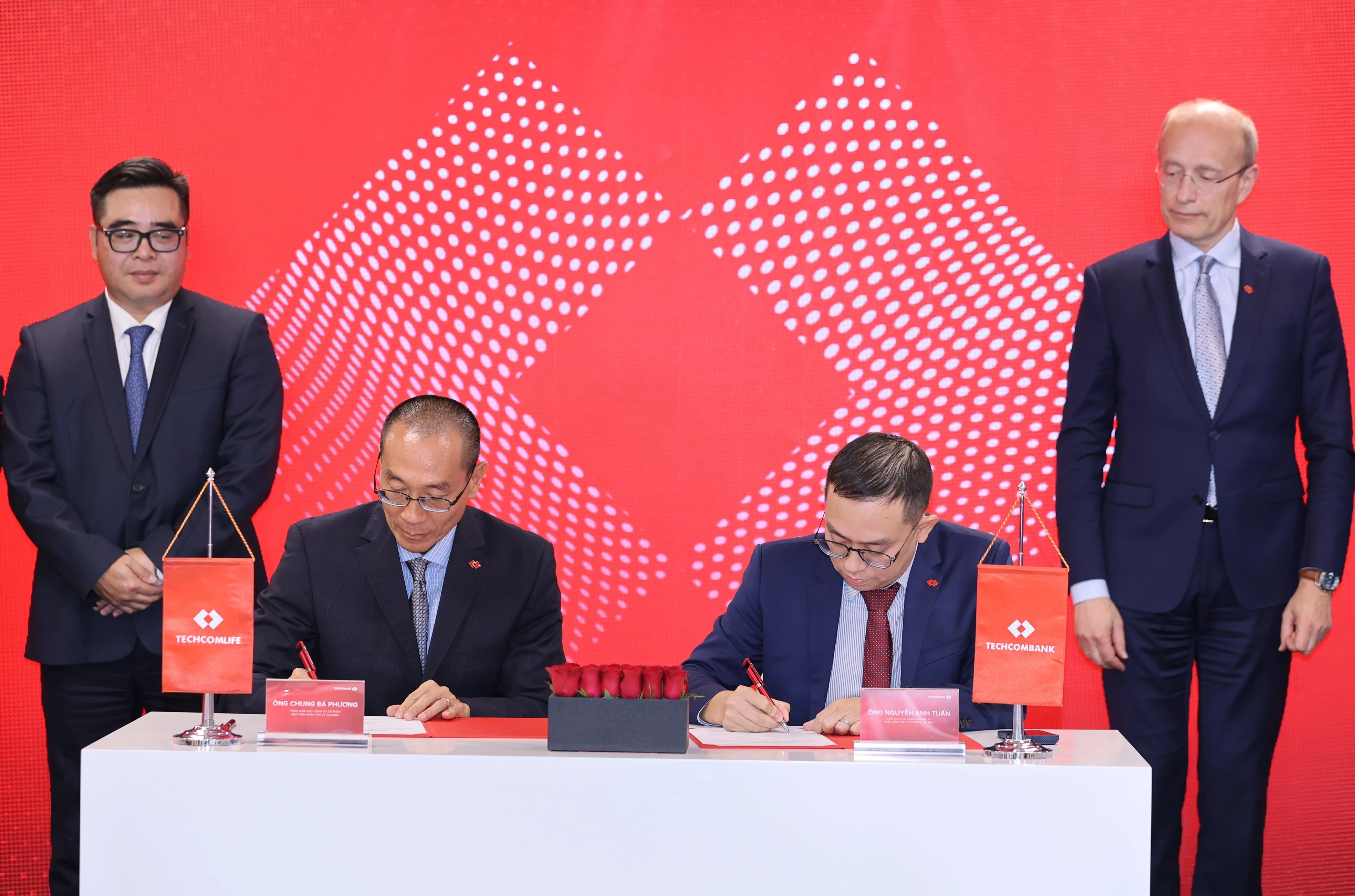 Techcombank 'bat tay' phan phoi bao hiem cho Techcom Life hinh anh