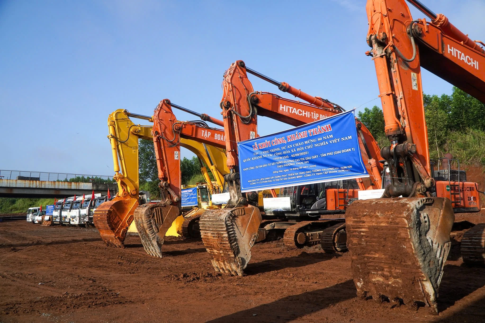Du kien khoi cong, khanh thanh 198 du an gan 1 trieu ty dong vao 19/12 hinh anh