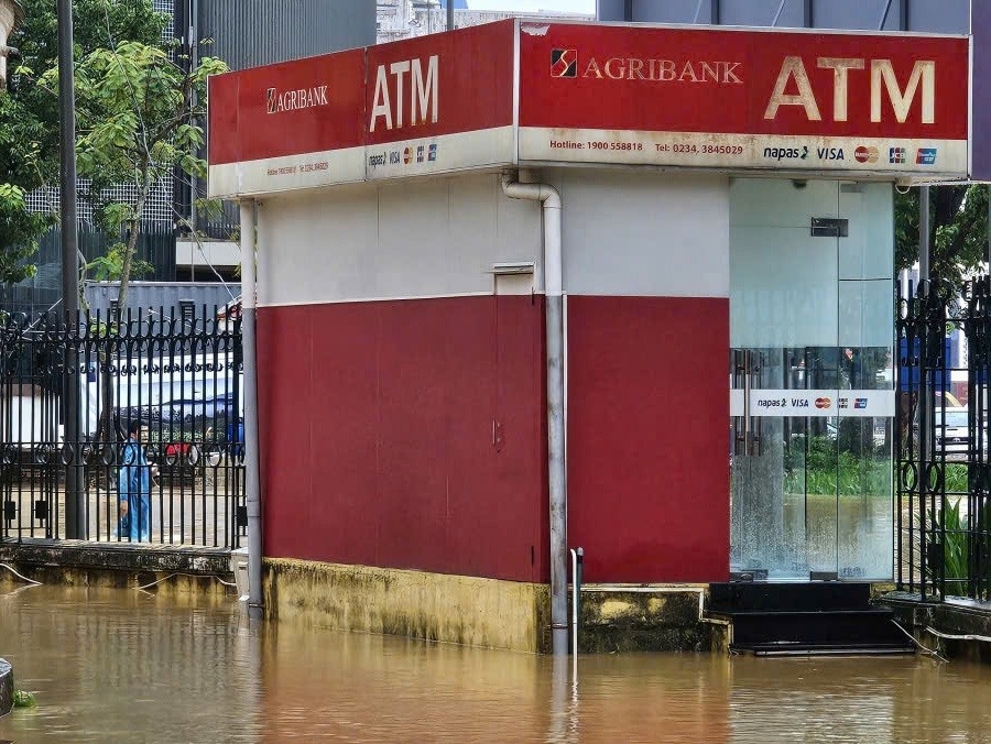 Nguoi dan, doanh nghiep thiet hai do mua lu duoc vay giam lai suat hinh anh