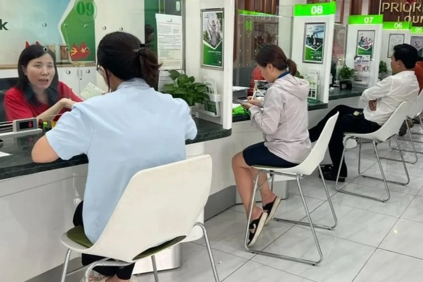 Ly do nguoi dan o at gui tien ngan hang hinh anh