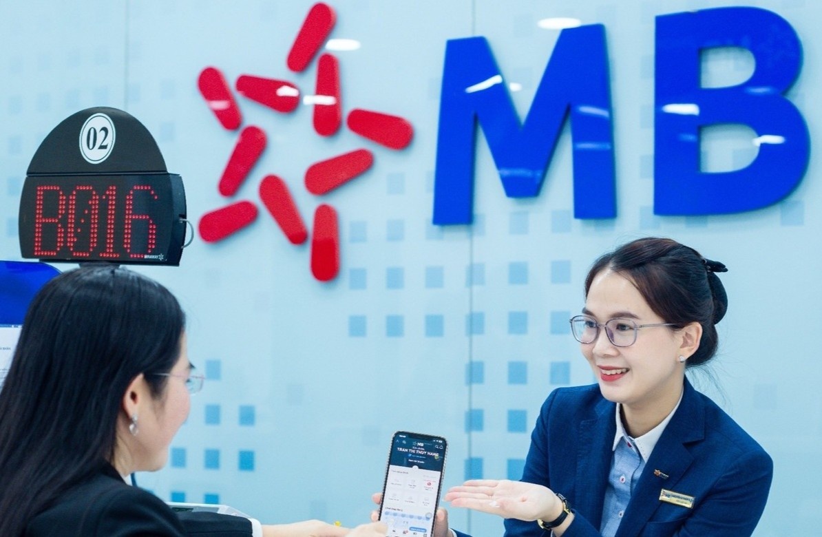 He lo thu nhap, thuong Tet cua nhieu ngan hang hinh anh