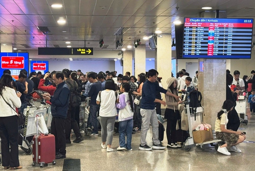 Phan luong giao thong ra - vao nha ga Tan Son Nhat dip Tet hinh anh