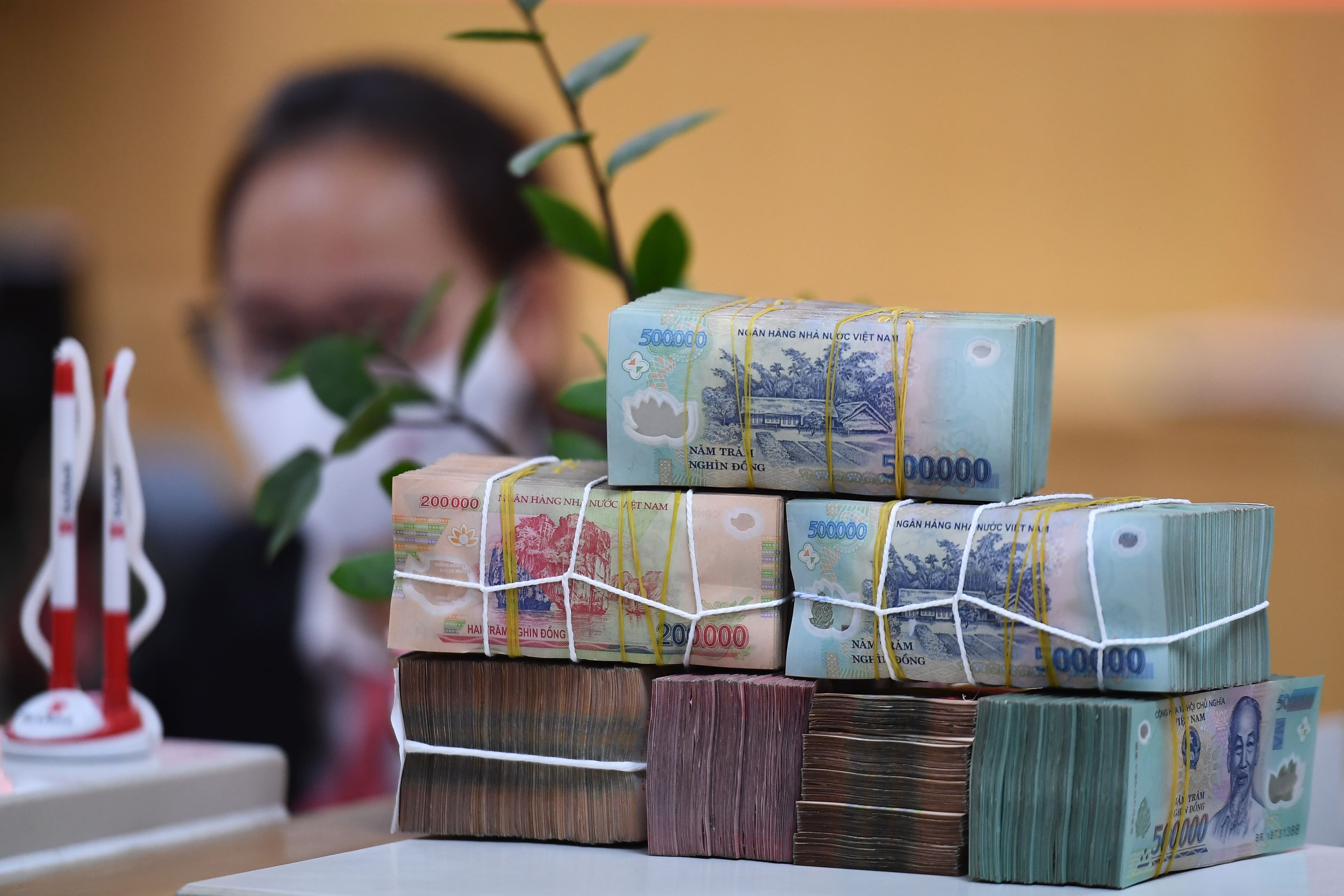 Hoan tat chi ngan sach tang qua tien mat 400.000 dong/nguoi dip Tet hinh anh