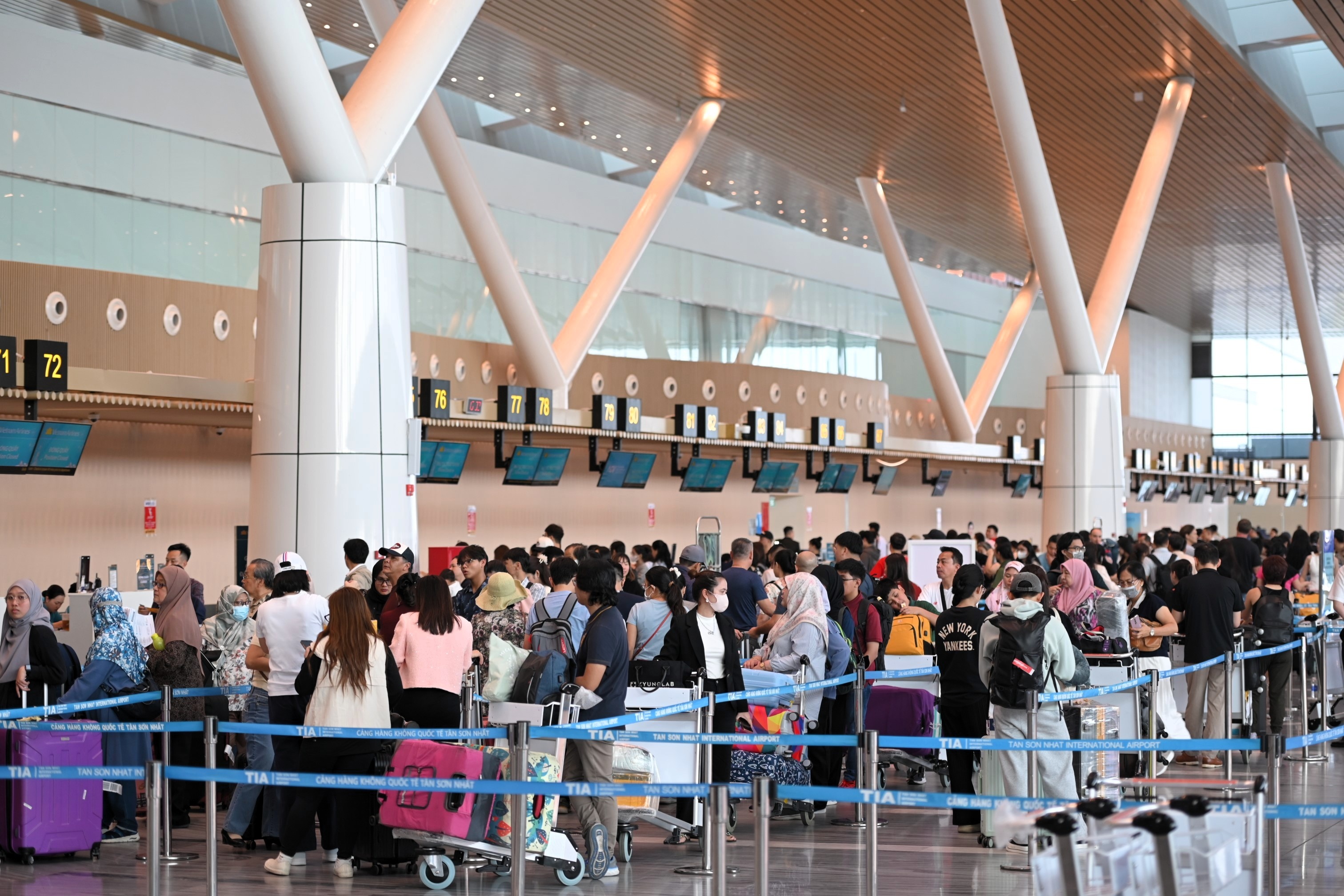 Gan 140.000 luot nguoi do ve san bay Tan Son Nhat sau Tet Duong lich hinh anh