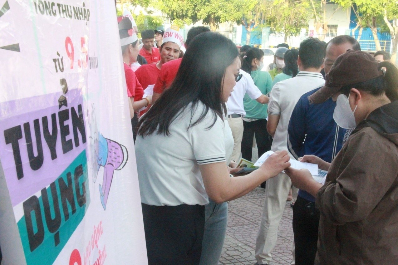 Doanh nghiep TP.HCM tuyen hon 10.000 lao dong ngay dau nam hinh anh