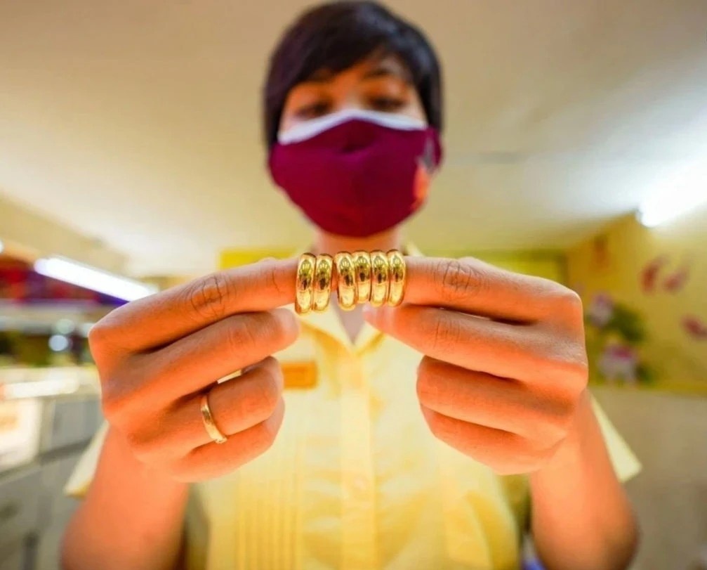 Gia vang giam manh, nguoi 'du dinh' lo ngay gan 4 trieu/luong hinh anh