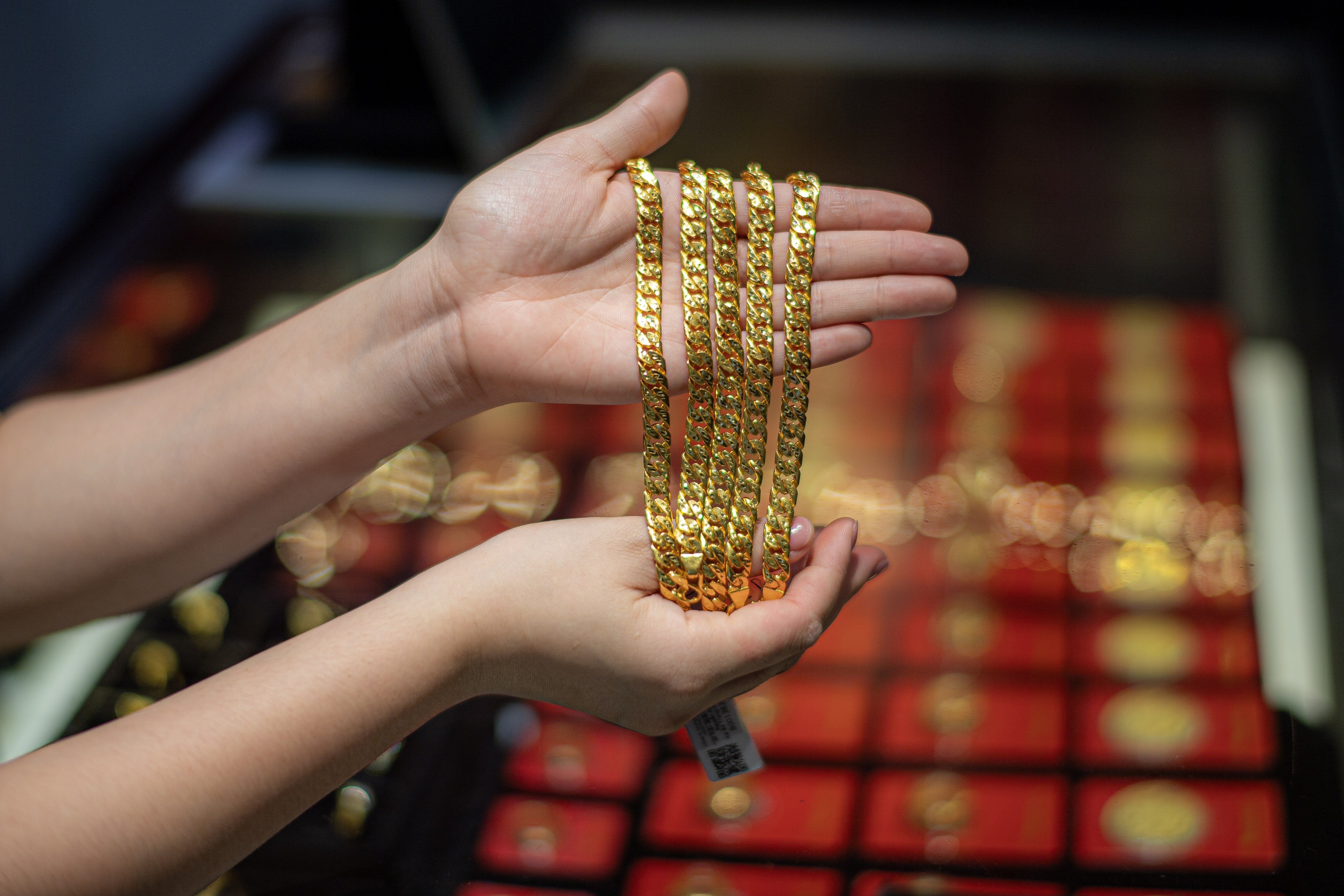 Gia vang da vuot 180 trieu dong/luong hinh anh