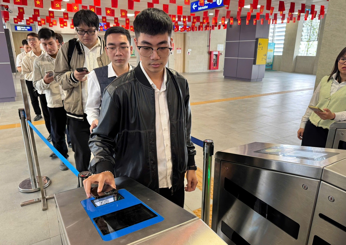 Metro Nhon - Ga Ha Noi bat dau soat ve dinh danh, sinh trac hoc hinh anh