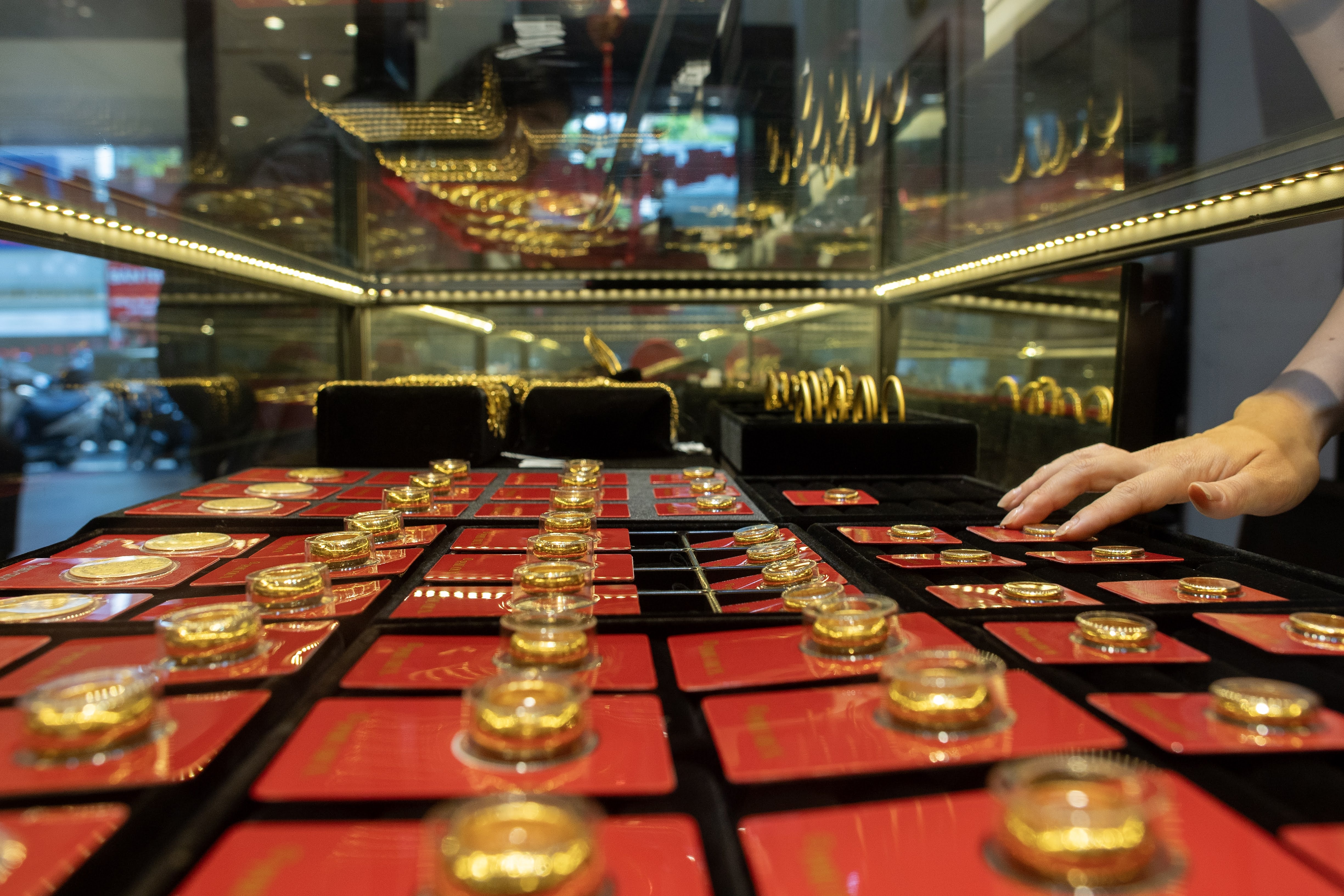 Gia vang trong nuoc da vuot 180 trieu dong/luong hinh anh