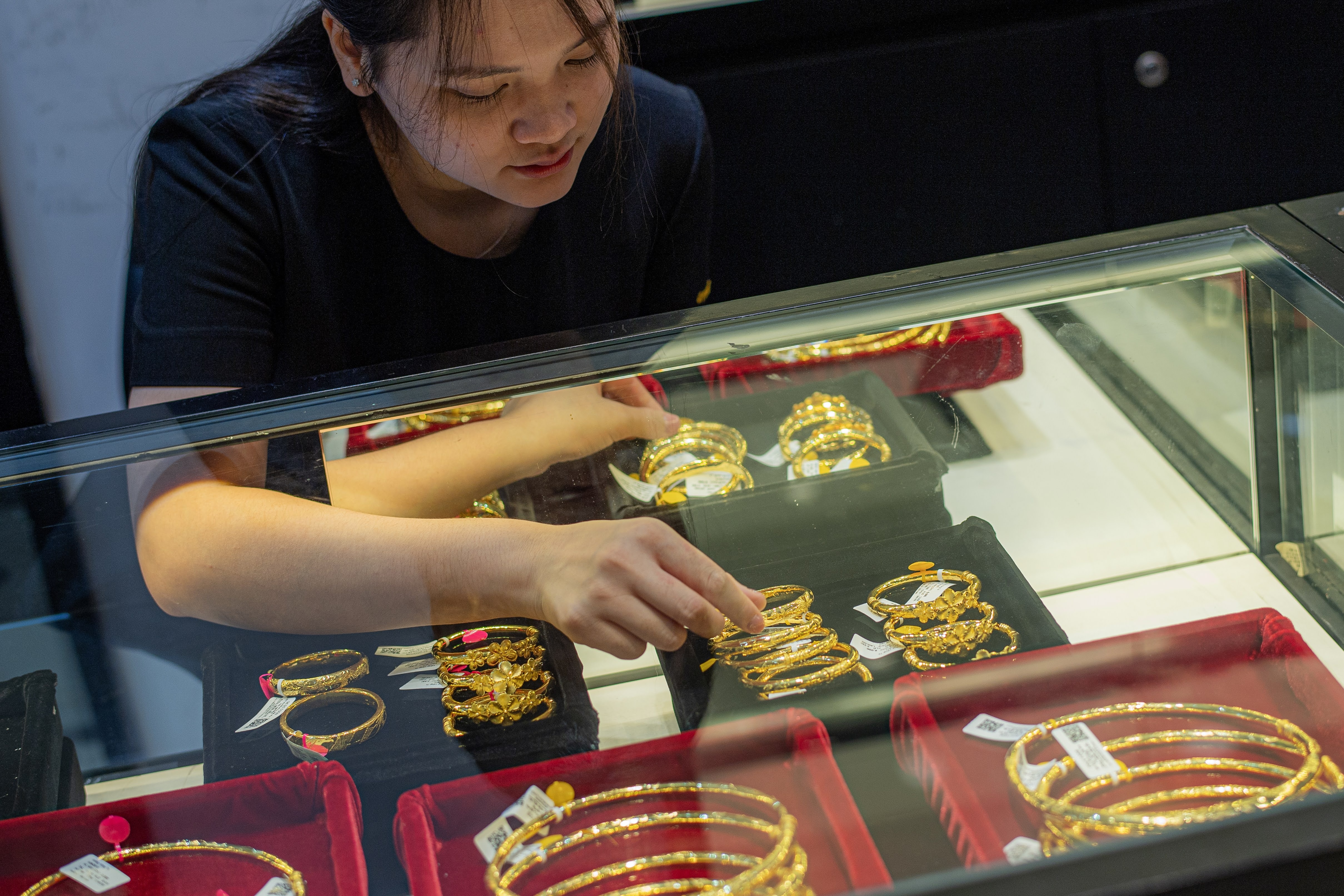 Gia vang dien bien la hinh anh