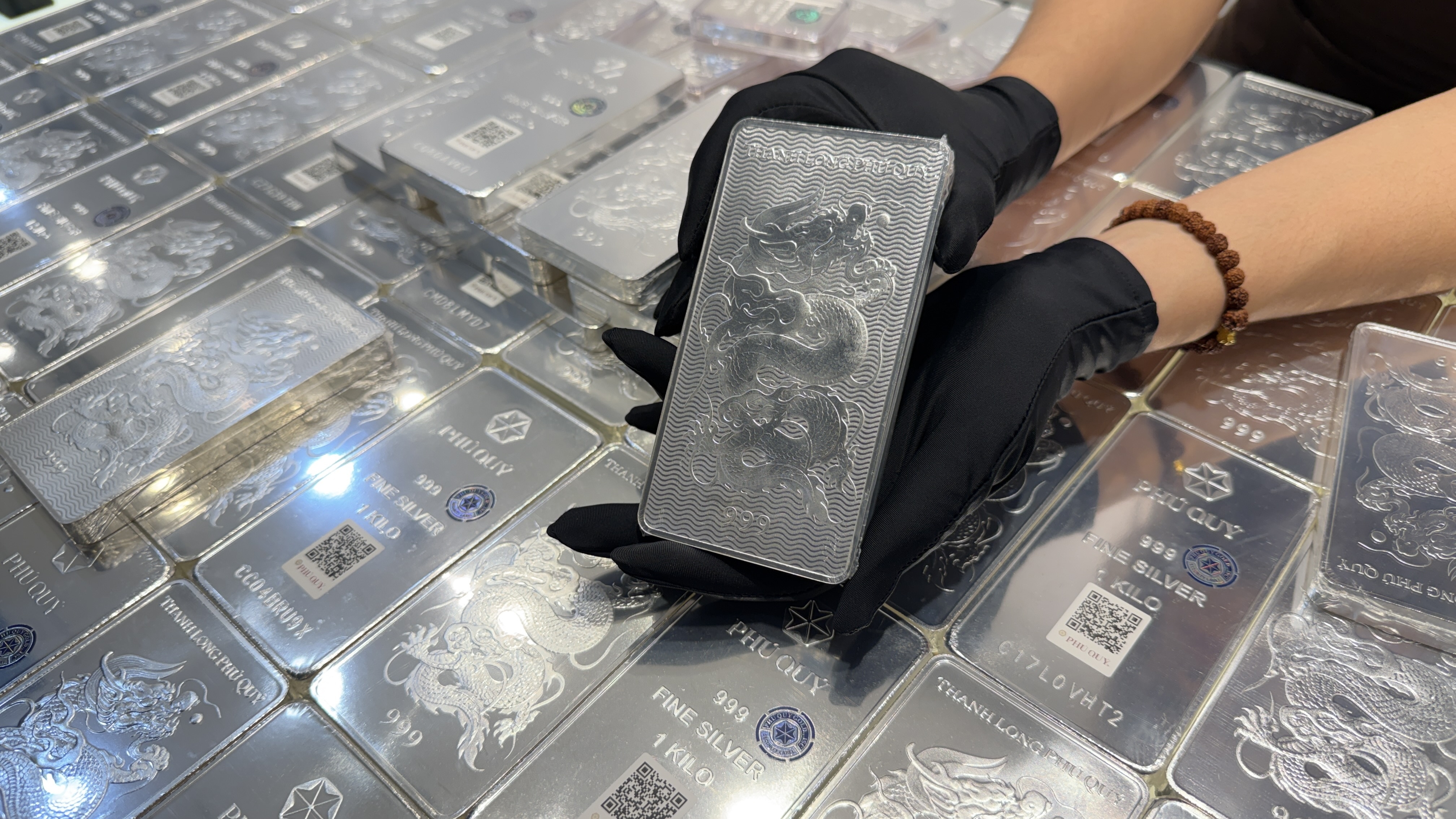 Gia bac trong nuoc truot dai hinh anh