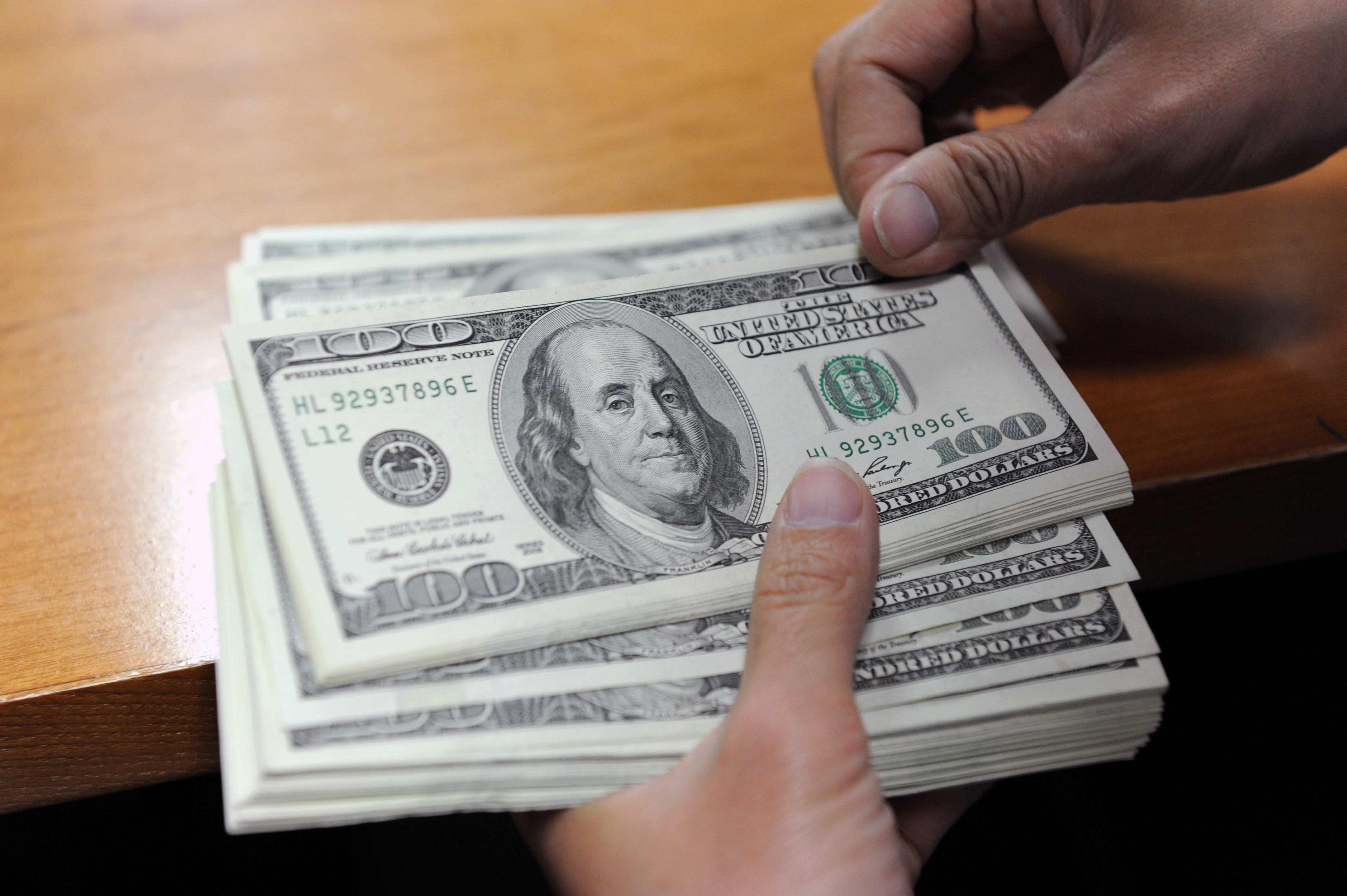 Gia USD ngan hang tang kich tran hinh anh