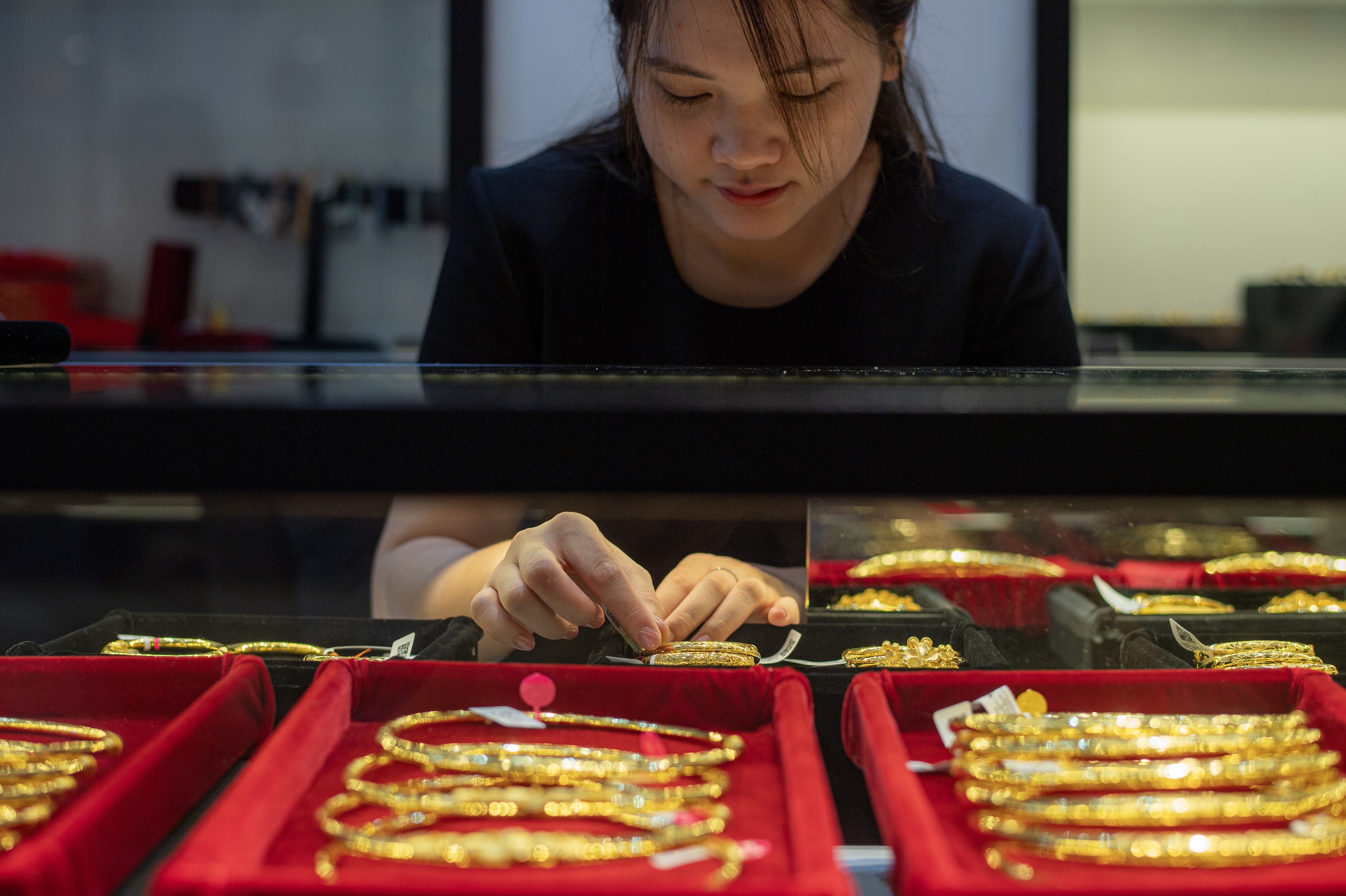 Gia vang giam lien tuc, het thoi cu mua la lai? hinh anh