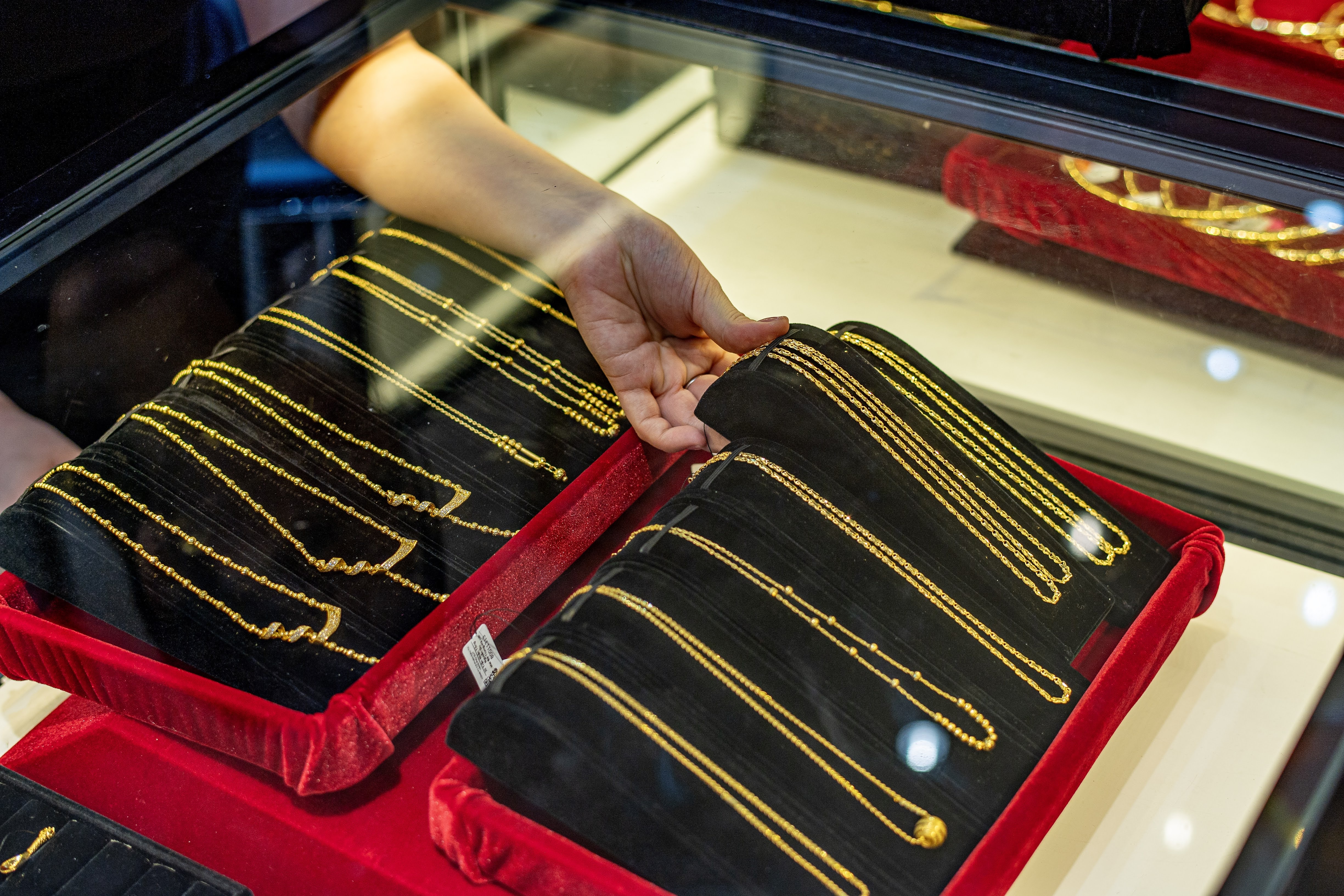 Gia vang trong nuoc truot dai, nguoi mua lo nang hinh anh