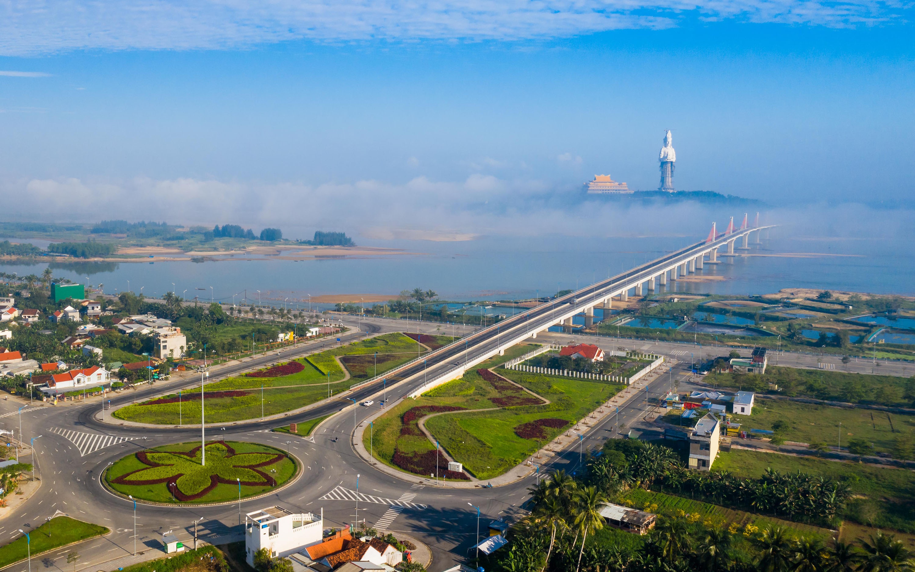 Nhung diem sang ha tang do thi va dich vu cua Quang Ngai hinh anh