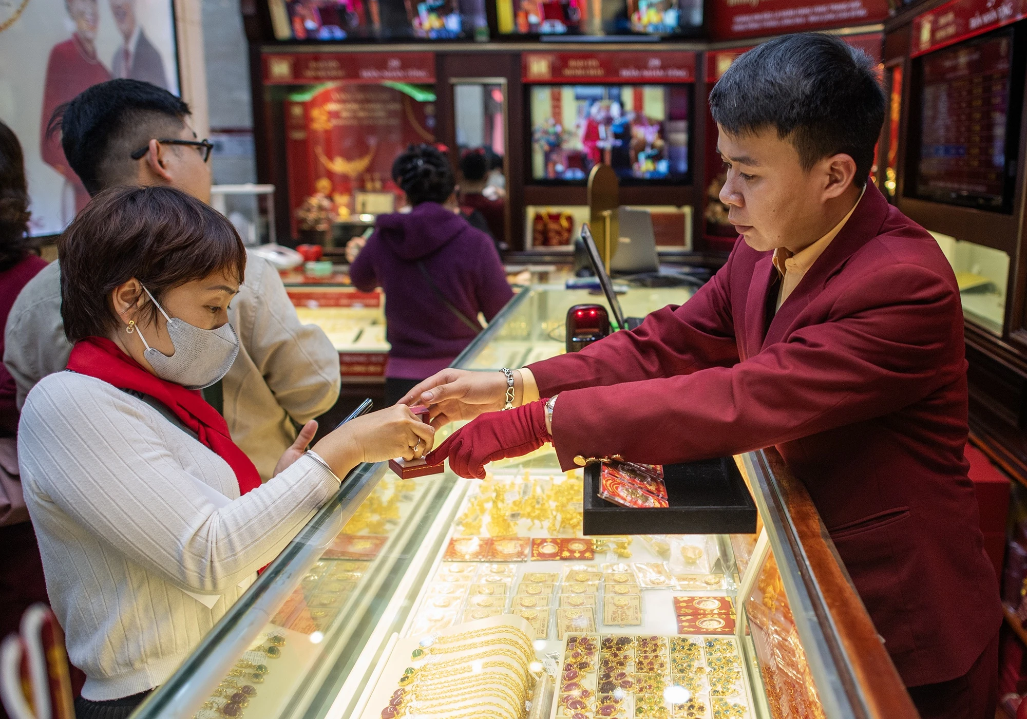 Gia vang trong nuoc chua ngung roi hinh anh