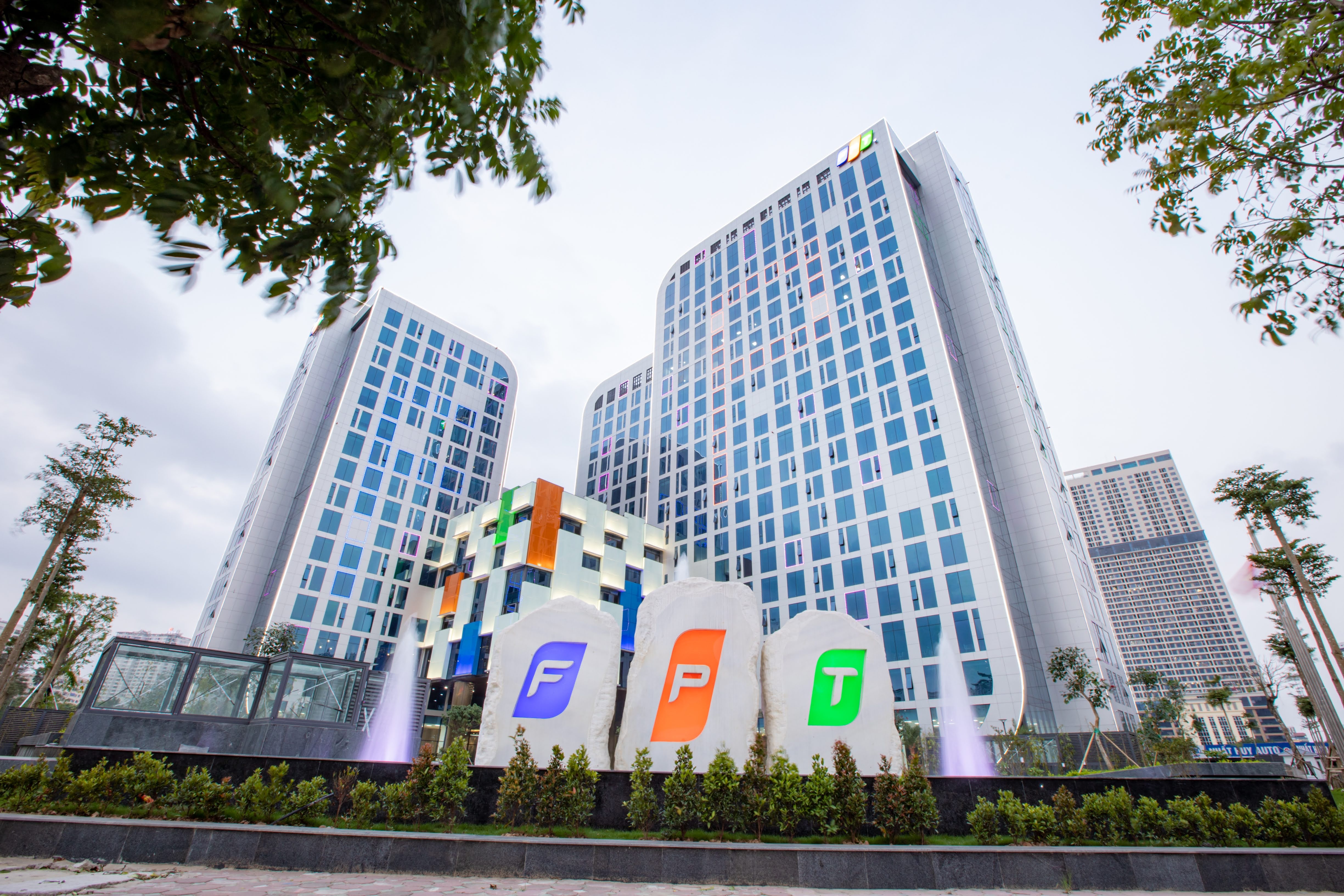 Mat mang vien thong gop doanh thu, chien luoc 2026 cua FPT la gi? hinh anh