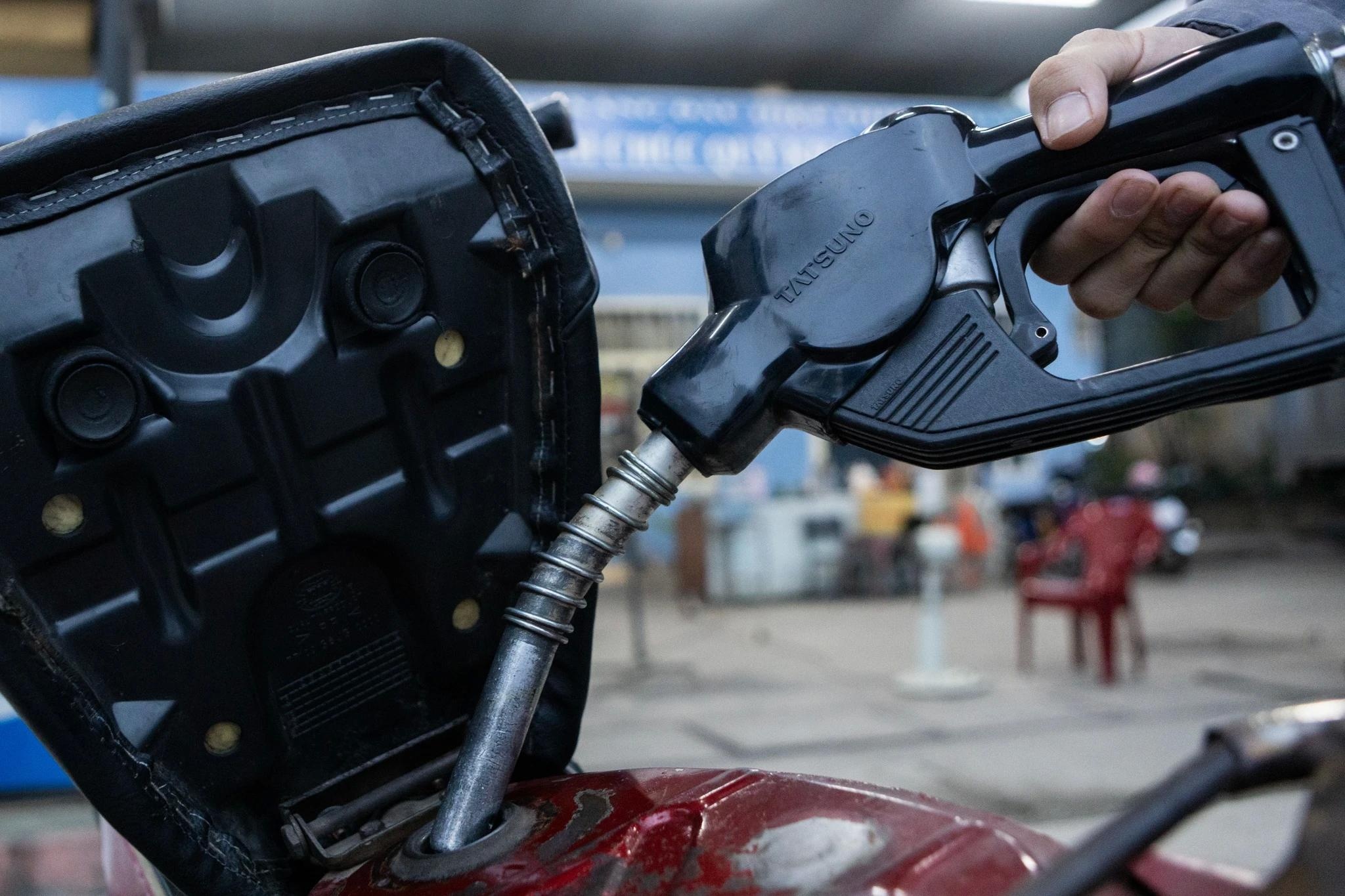 Bo Tai chinh de xuat giam thue bao ve moi truong voi xang dau hinh anh