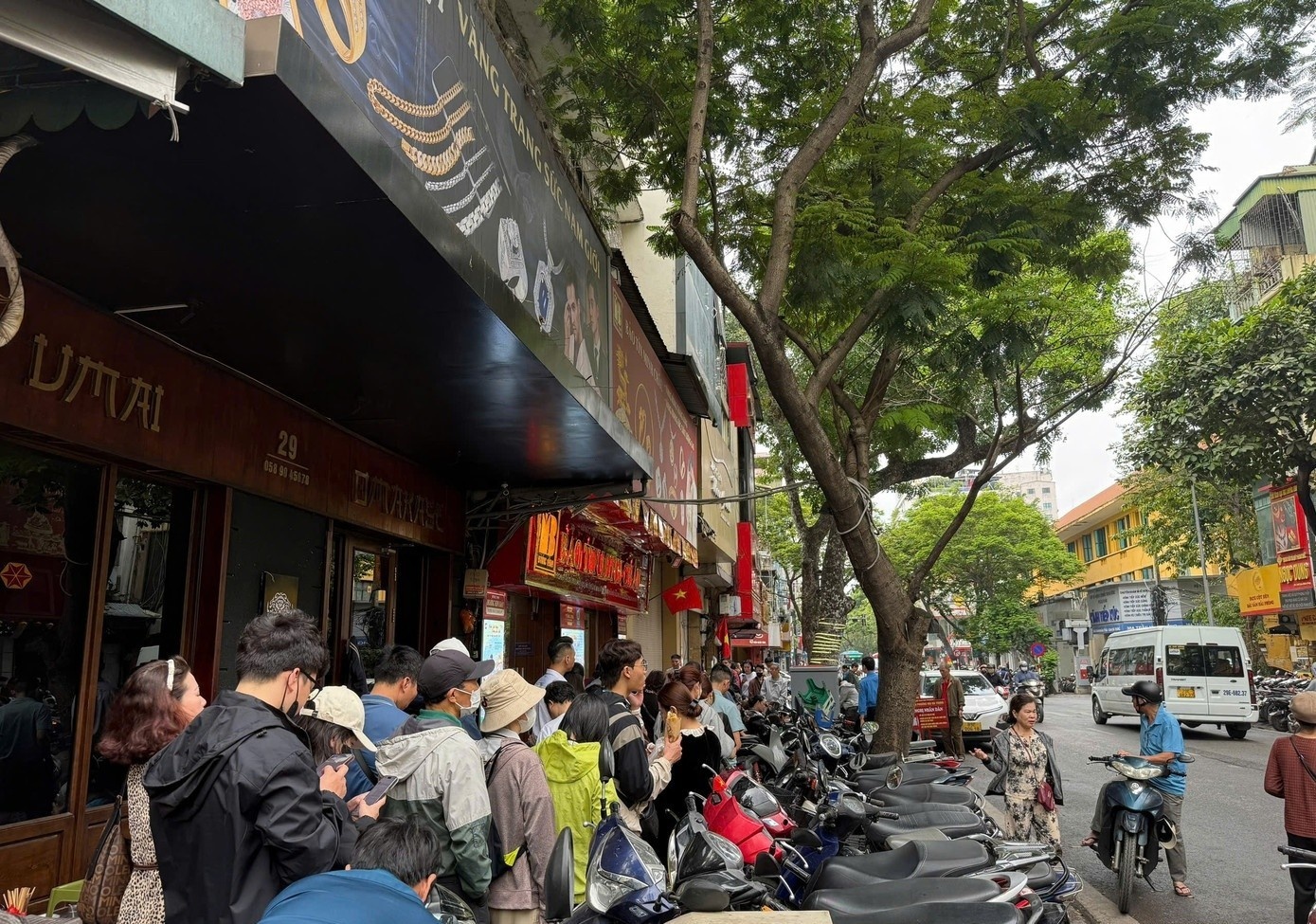 Kho so xep hang mua vang bac roi trung qua... dang hinh anh