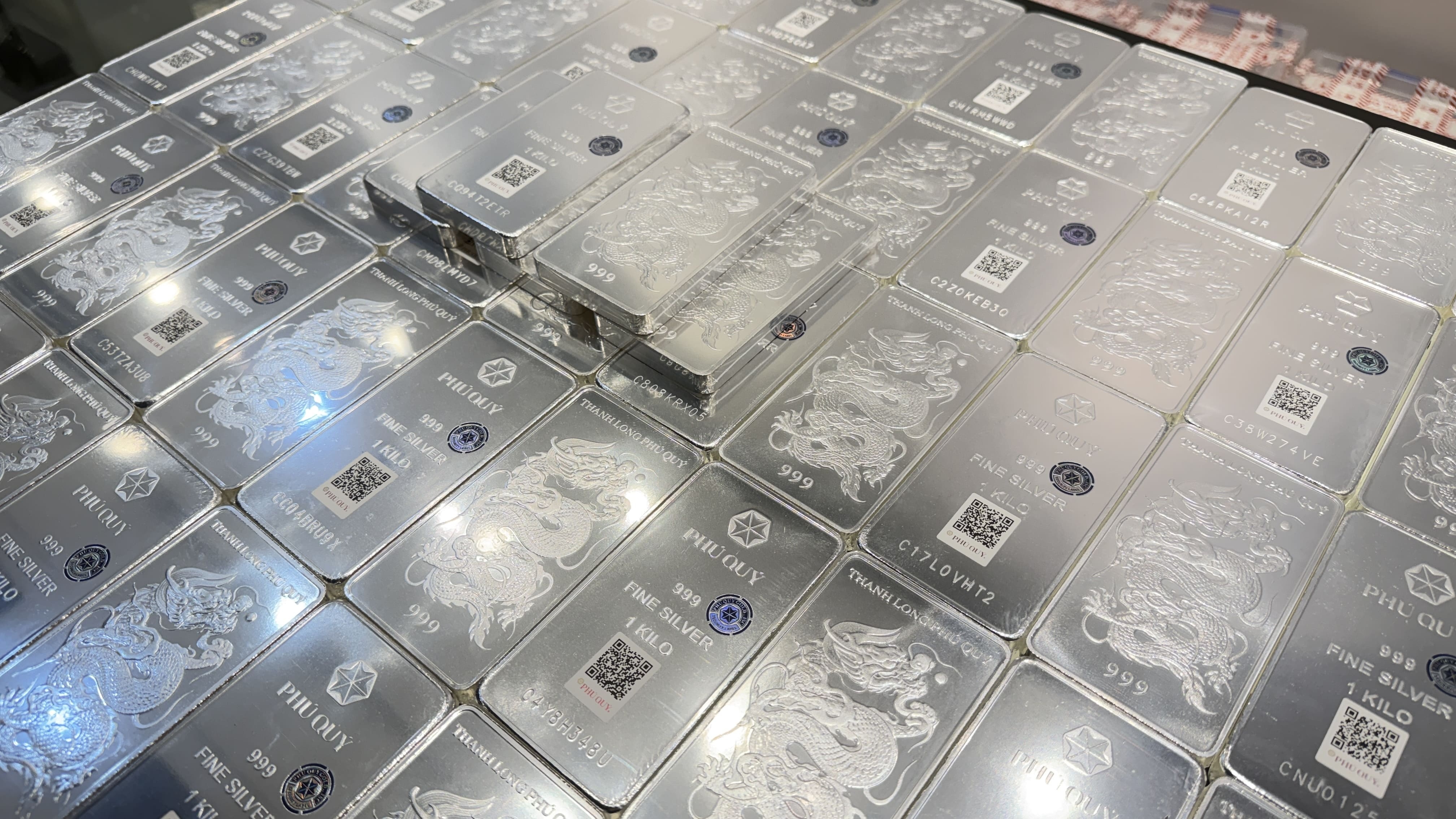 Gia bac tang manh len 76 trieu dong/kg hinh anh