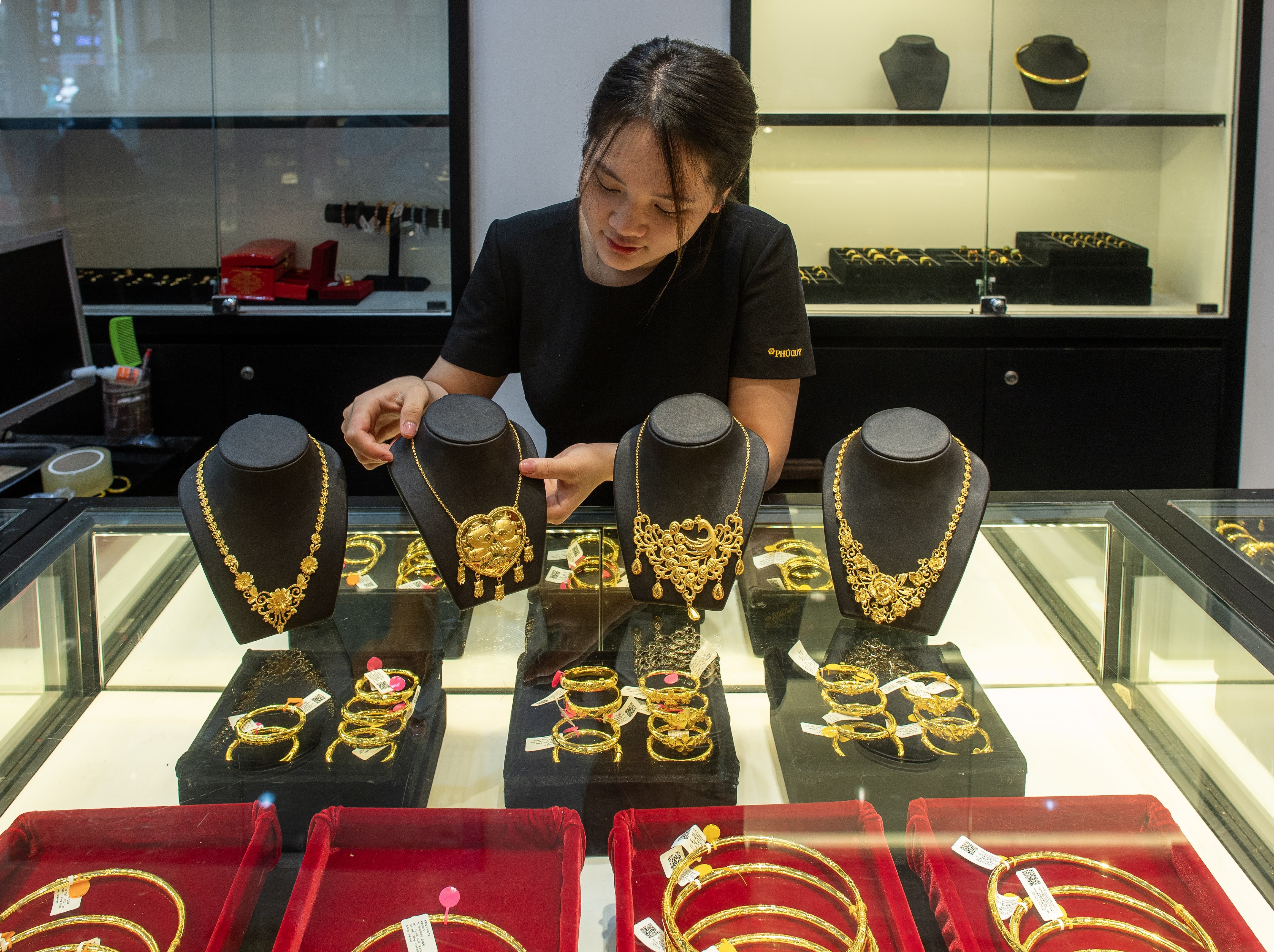 Gia vang trong nuoc bat ngo lang song hinh anh