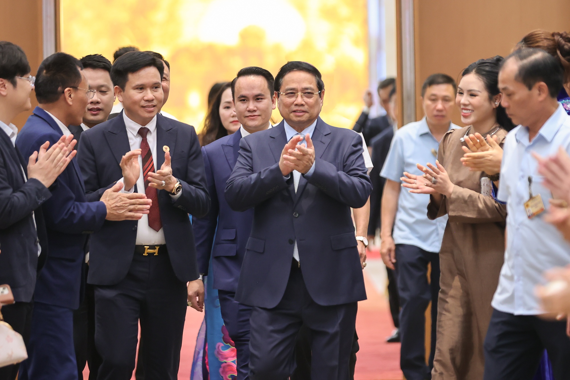 Thu tuong: Lang nghe, chia se voi doanh nghiep bang trai tim hinh anh